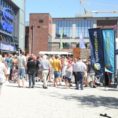 Zahlreiche Besucher bei der Saisoneröffnung des VfL Gummersbach an der Schwalbe-Arena.