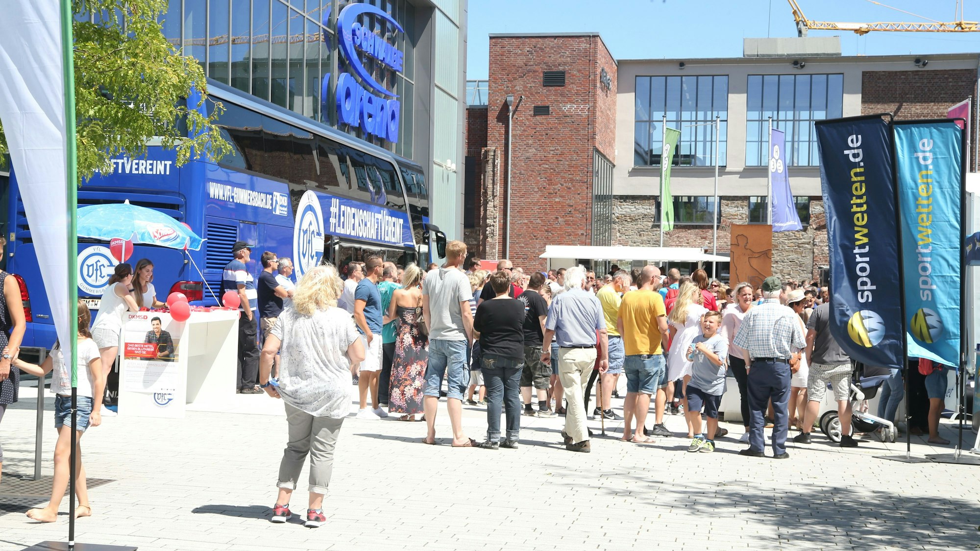 Zahlreiche Besucher bei der Saisoneröffnung des VfL Gummersbach an der Schwalbe-Arena.