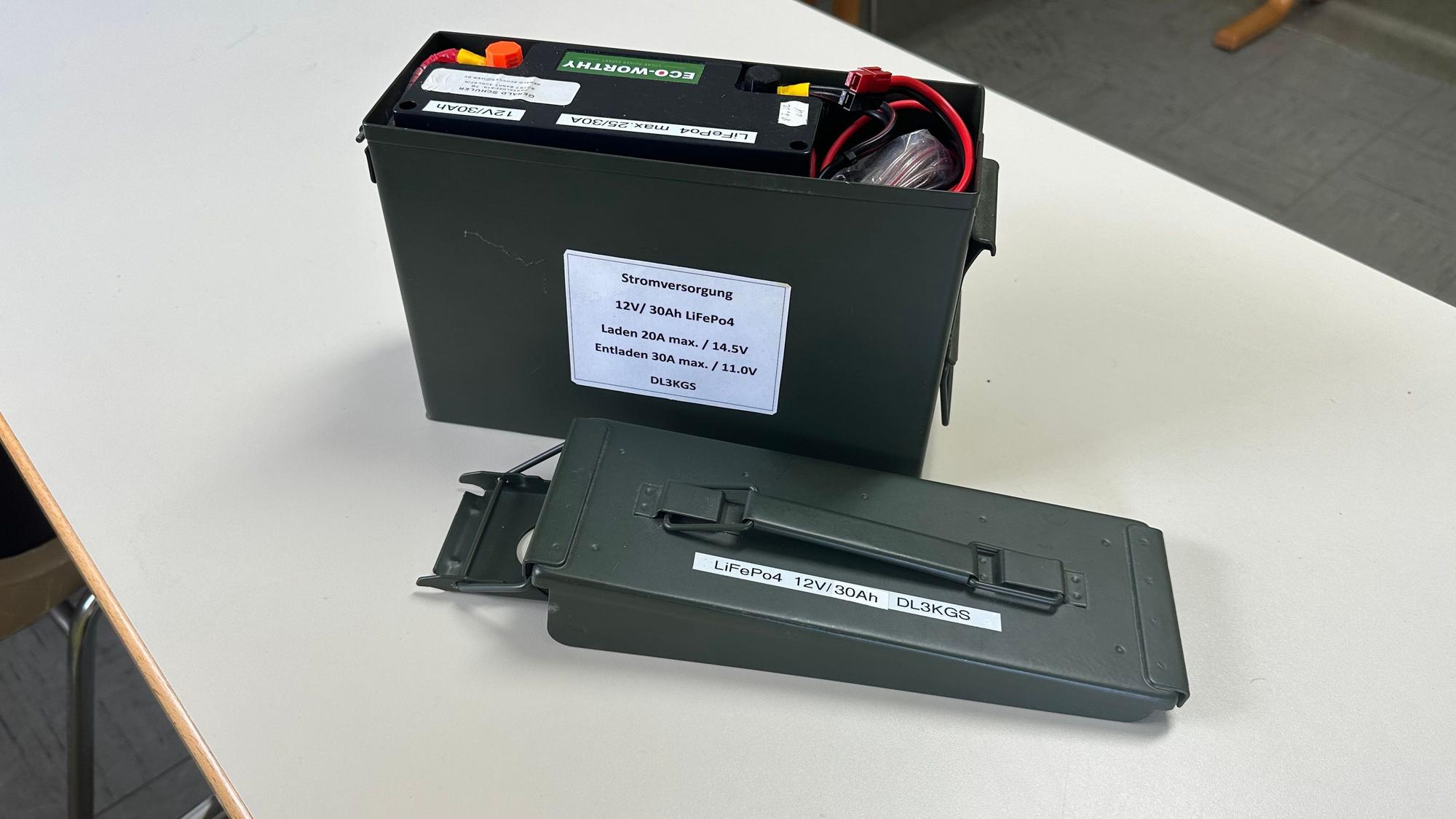 Die Batterien für die Notfunkstationen wurden in alte Munitionskisten der Bundeswehr untergebracht.