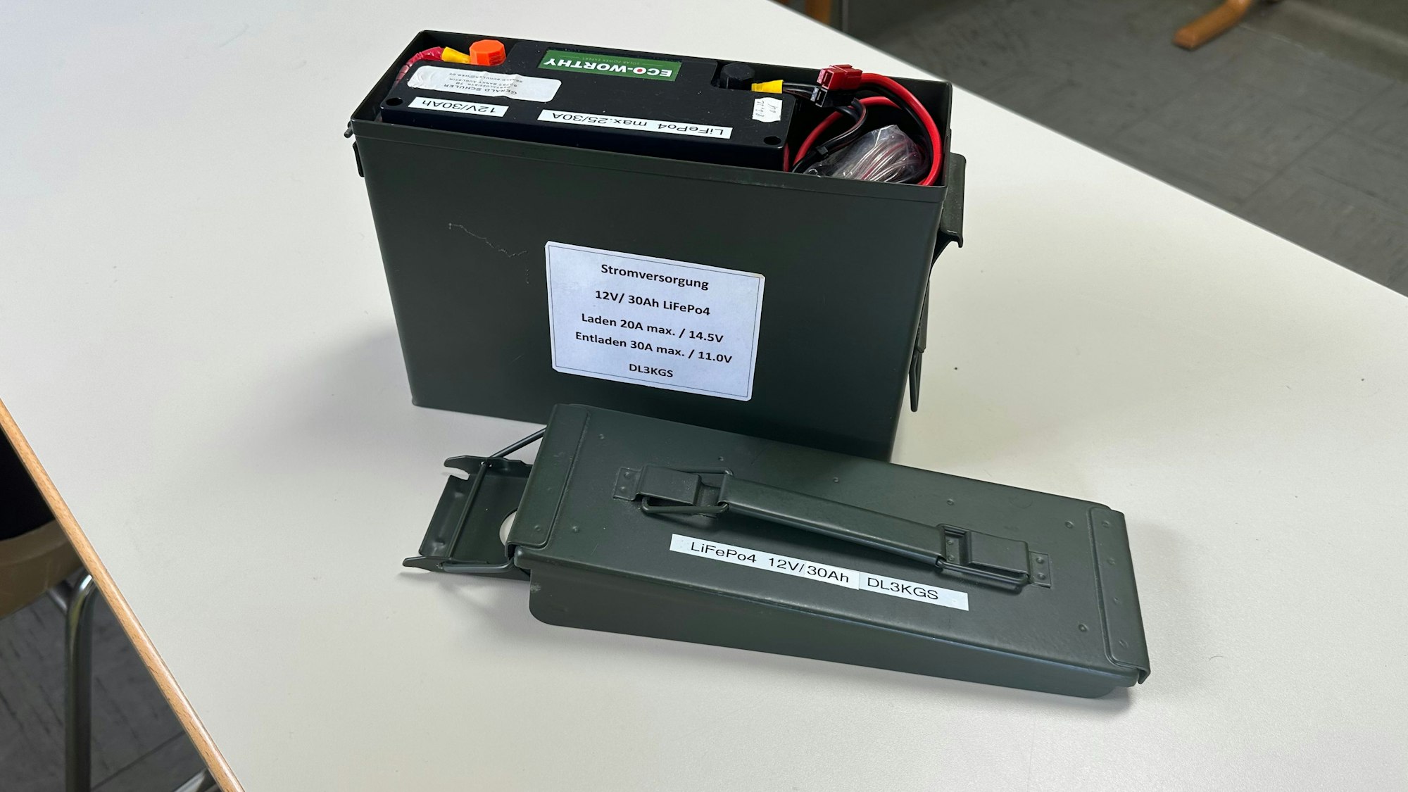 Die Batterien für die Notfunkstationen wurden in alte Munitionskisten der Bundeswehr untergebracht.