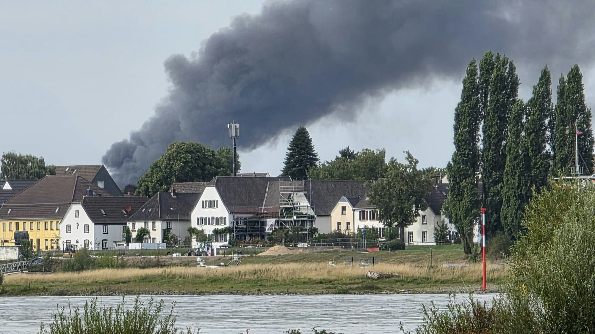 Die Rauchwolke über Monheim von Hitdorf.