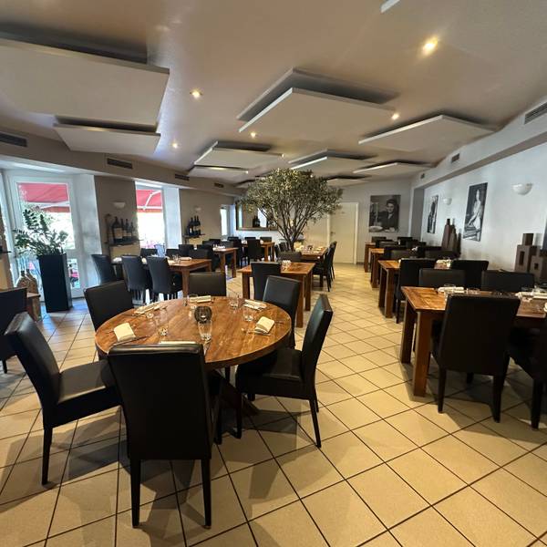 Blick in den Gastraum des italienischen Restaurants Via Veneto in Troisdorf-Spich.