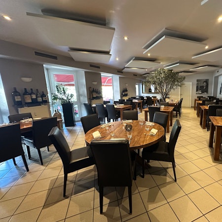 Blick in den Gastraum des italienischen Restaurants Via Veneto in Troisdorf-Spich.