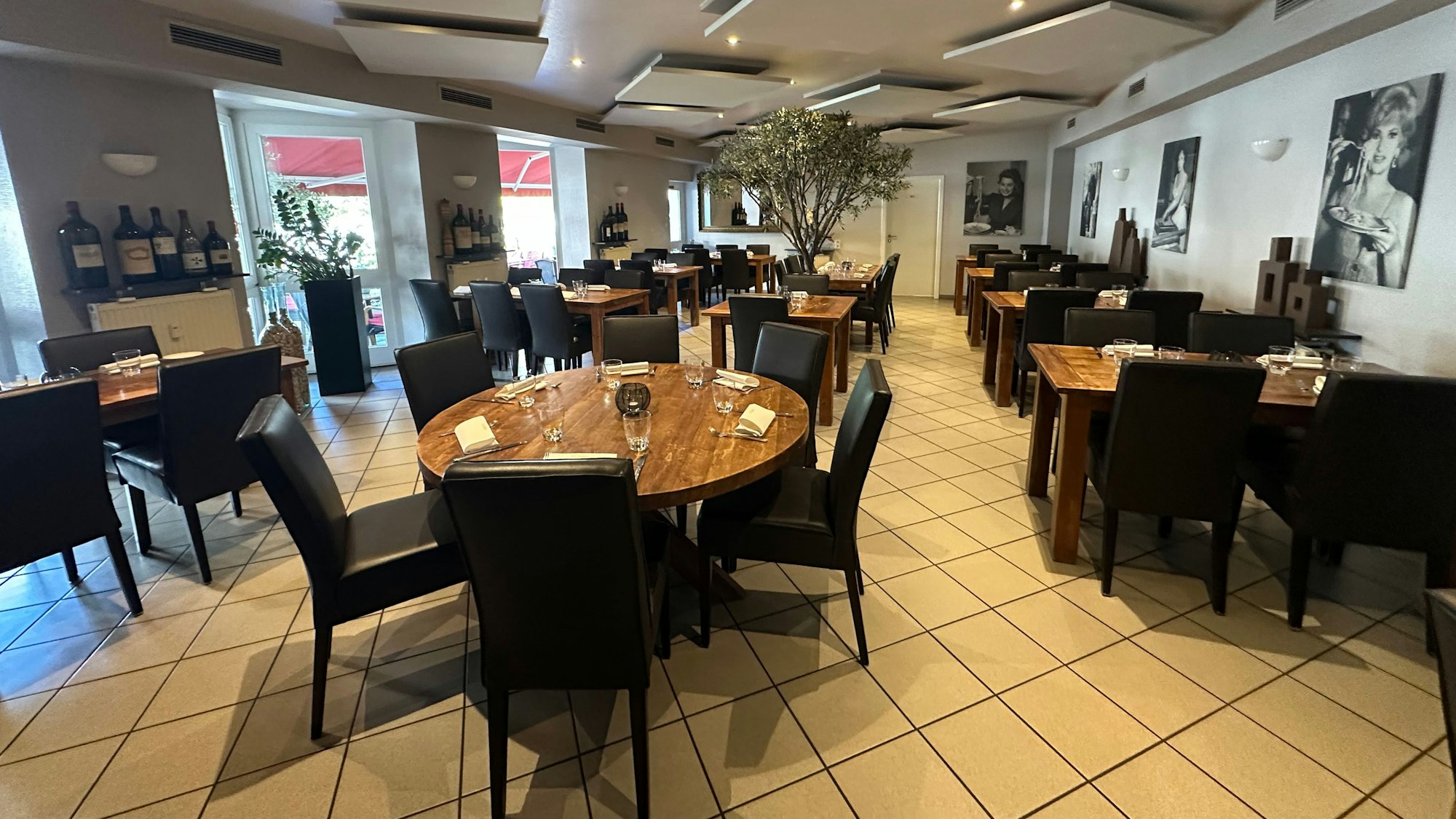 Blick in den Gastraum des italienischen Restaurants Via Veneto in Troisdorf-Spich.