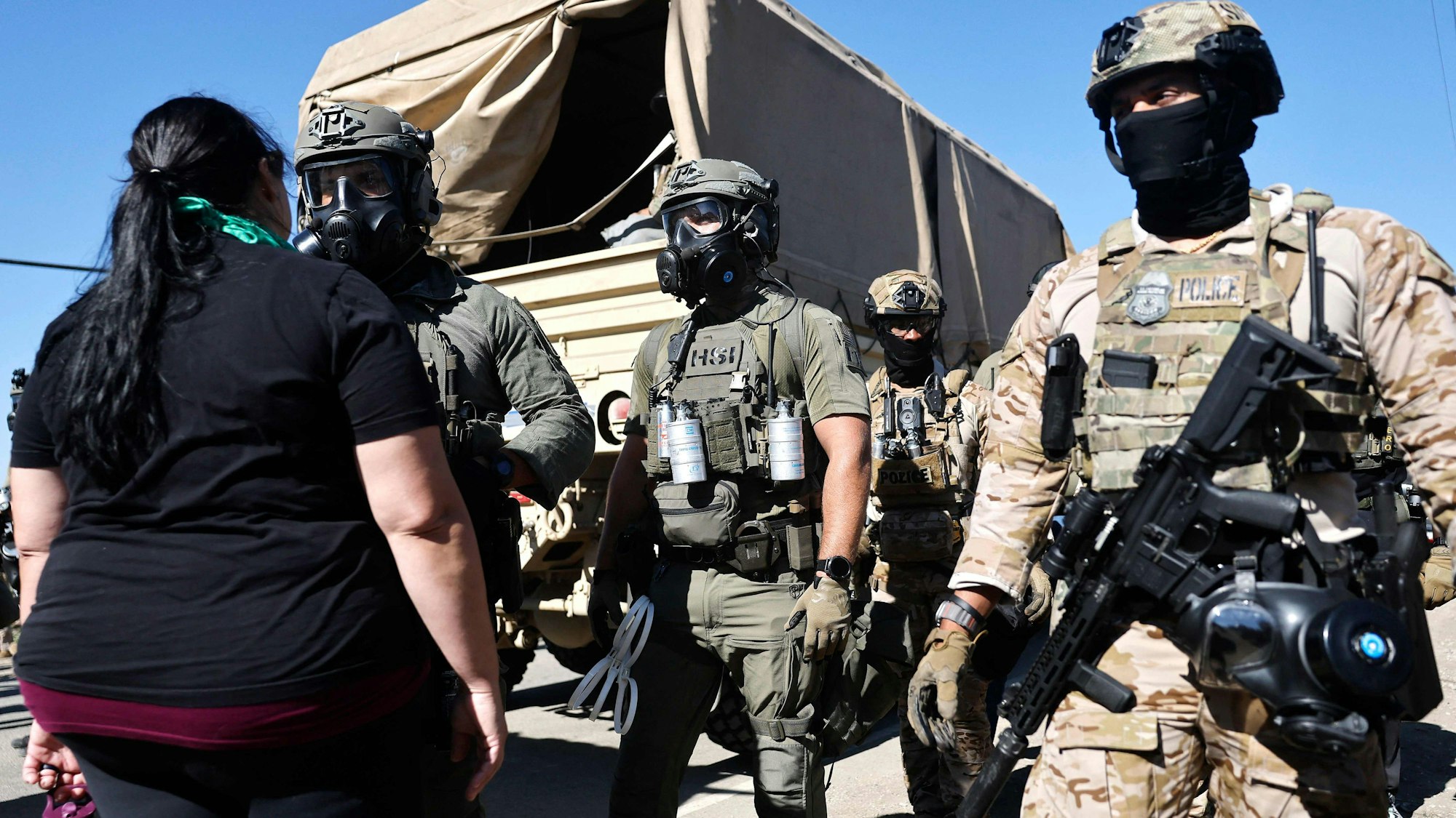 Bundesbeamte blockieren am 10. Juli 2025 in der Nähe von Camarillo, Kalifornien, Menschen, die gegen eine Razzia der Einwanderungsbehörde ICE auf einer nahe gelegenen lizenzierten Cannabisplantage protestieren.