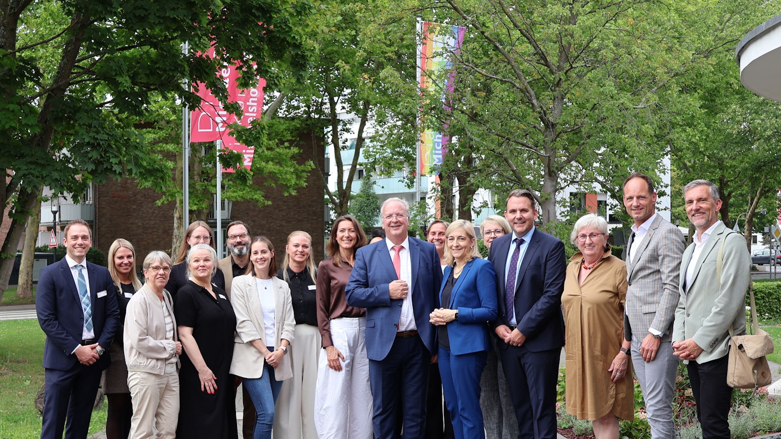 Bundesgesundheitsministerin Nina Warken (vorne, 5.v.r.) wurde von Uwe Ufer (vorne, 6.v.r.), Vorstand der Diakonie Michaelshoven, begrüßt. Vera Rilke-Haerst (3.v.r.), stellvertretende Vorsitzende der CDU Rösrath, hatte das Treffen initiiert.