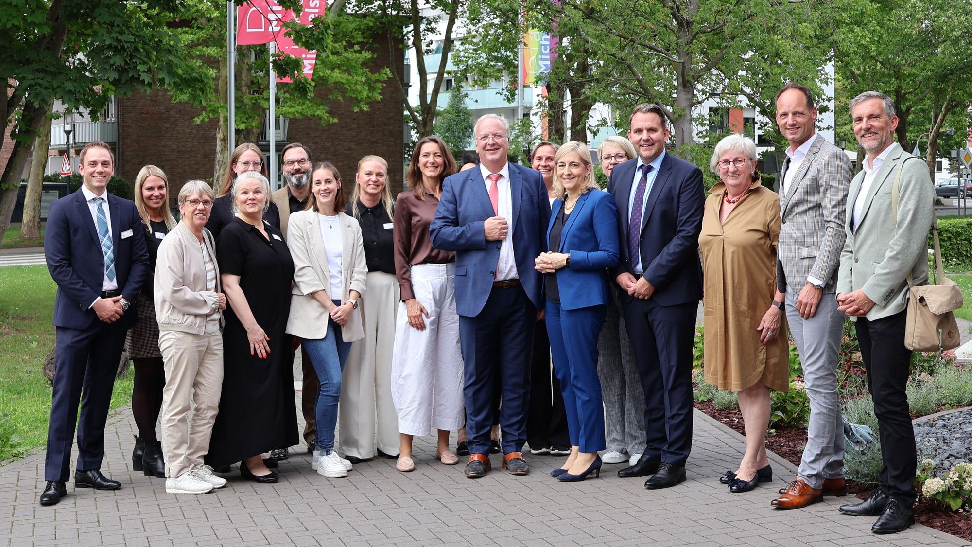 Bundesgesundheitsministerin Nina Warken (vorne, 5.v.r.) wurde von Uwe Ufer (vorne, 6.v.r.), Vorstand der Diakonie Michaelshoven, begrüßt. Vera Rilke-Haerst (3.v.r.), stellvertretende Vorsitzende der CDU Rösrath, hatte das Treffen initiiert.