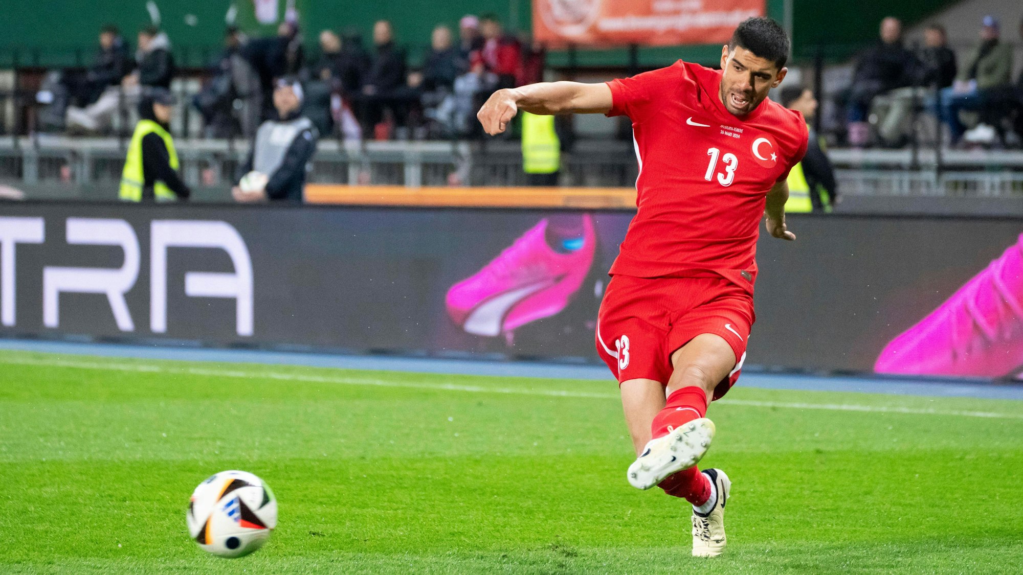 Der 1. FC Köln leiht den türkischen Nationalspieler Cenk Özkacar vom FC Valencia aus.
