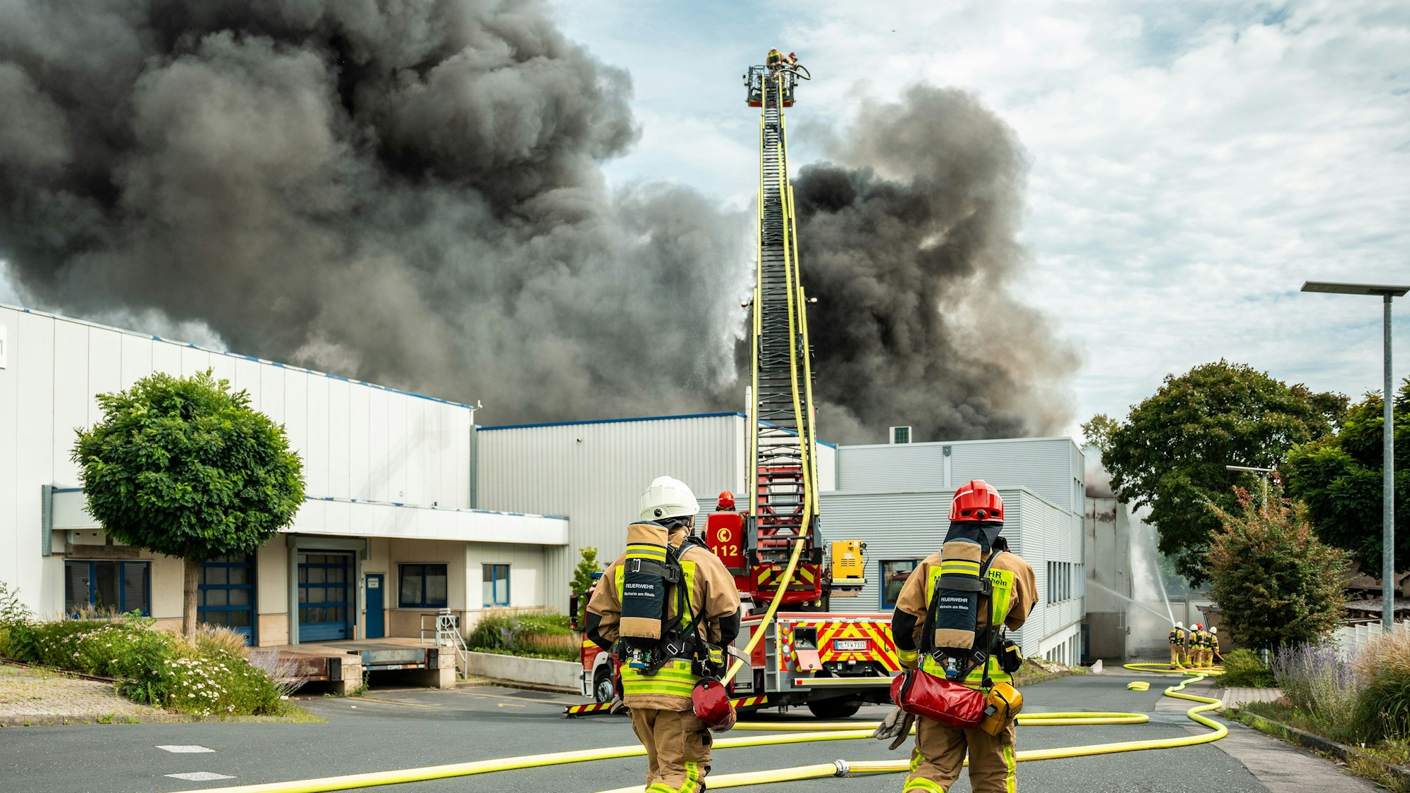 Eine Verpackungsfirma in Monheim wurde durch das Feuer zerstört.