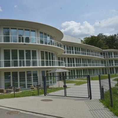 Die Burnout-Klinik in Schloss Heiligenhoven und der Neubau.