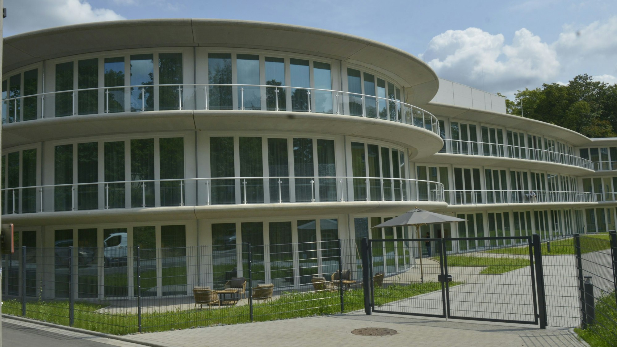 Die Burnout-Klinik in Schloss Heiligenhoven und der Neubau.