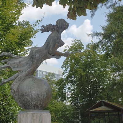 Eine Hexenstatue in einem Park.