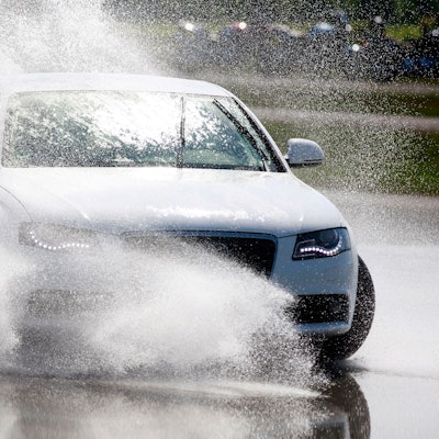 Auf nasser Bahn können Teilnehmer beim Fahrsicherheitstraining das starke Bremsen bei Regen erproben.