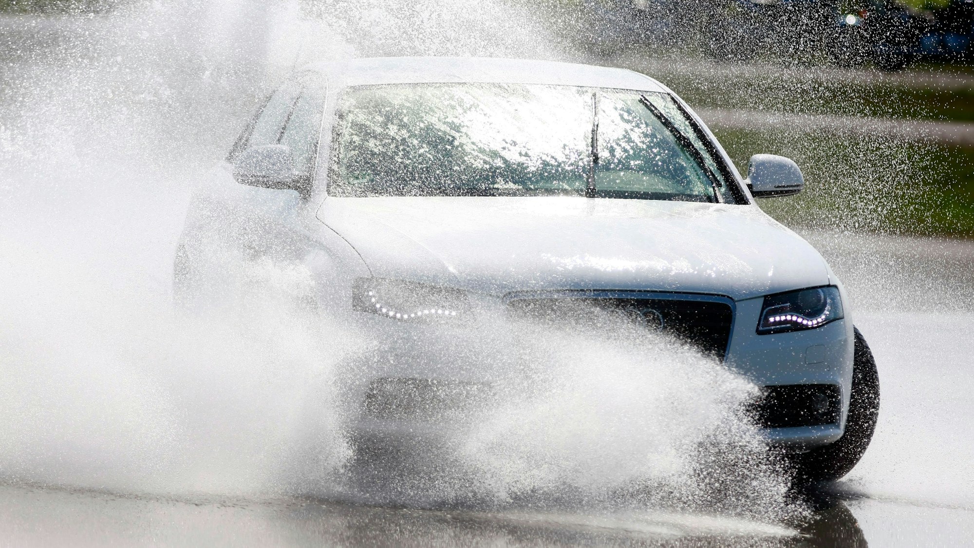 Auf nasser Bahn können Teilnehmer beim Fahrsicherheitstraining das starke Bremsen bei Regen erproben.