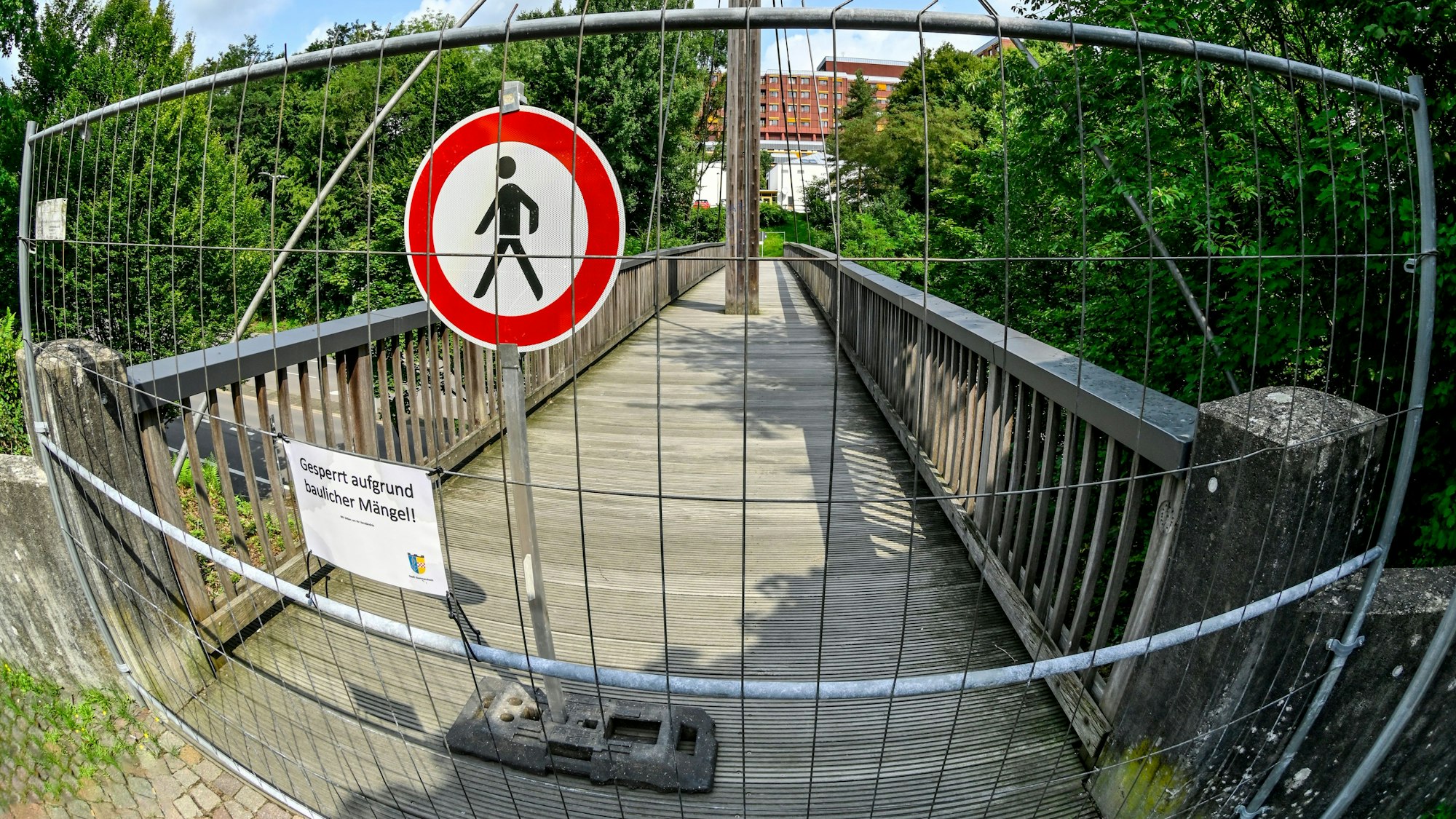 Die marode Fußgängerbrücke ist bereits gesperrt. Sie stammt aus dem Jahr 1986 und entstand parallel zum Krankenhausbau in Gummersbach.