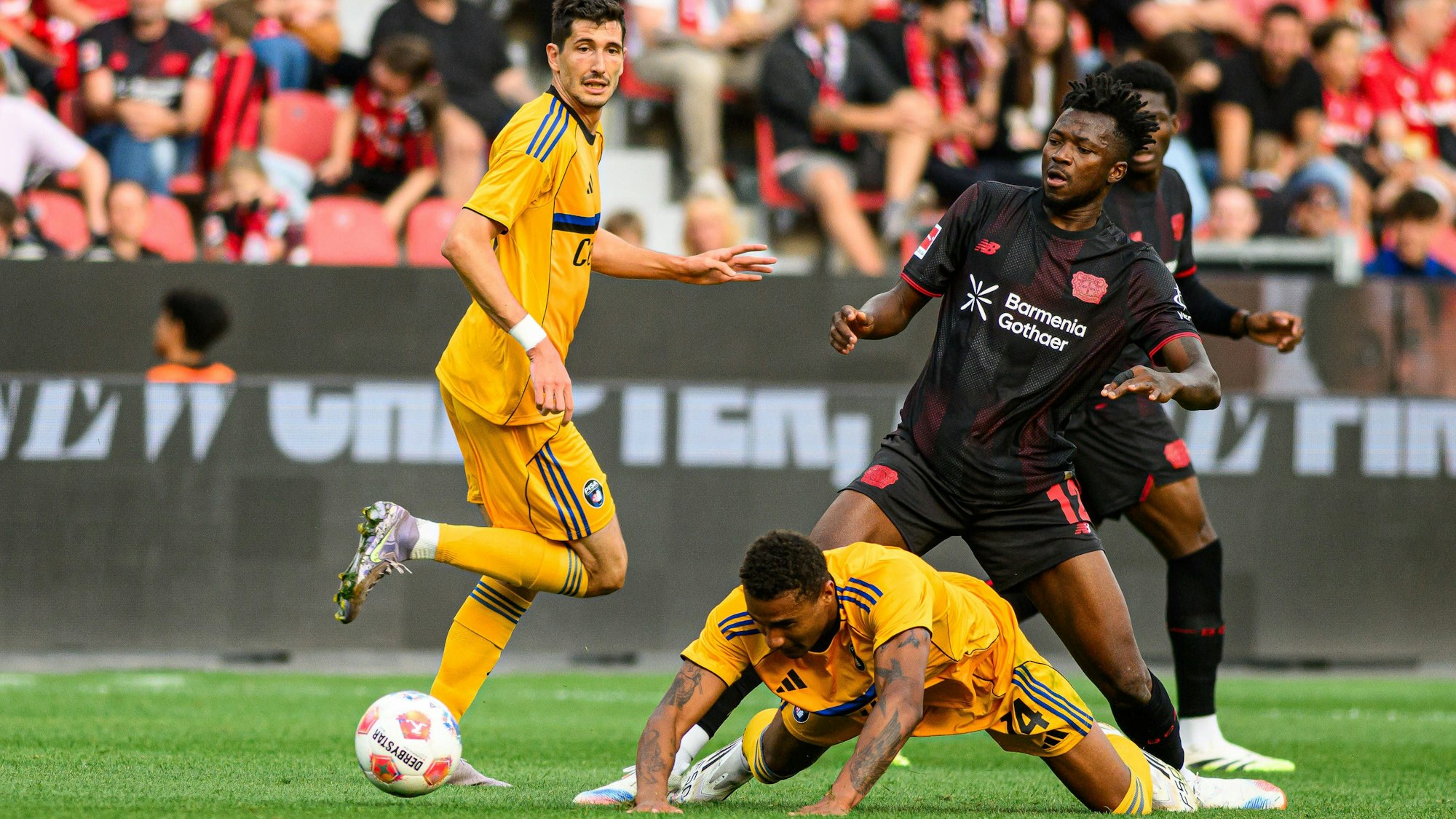 Leverkusens Edmond Tapsoba (rechts, schwarzes Trikot) sah am Dienstag gegen Pisa die Rote Karte.