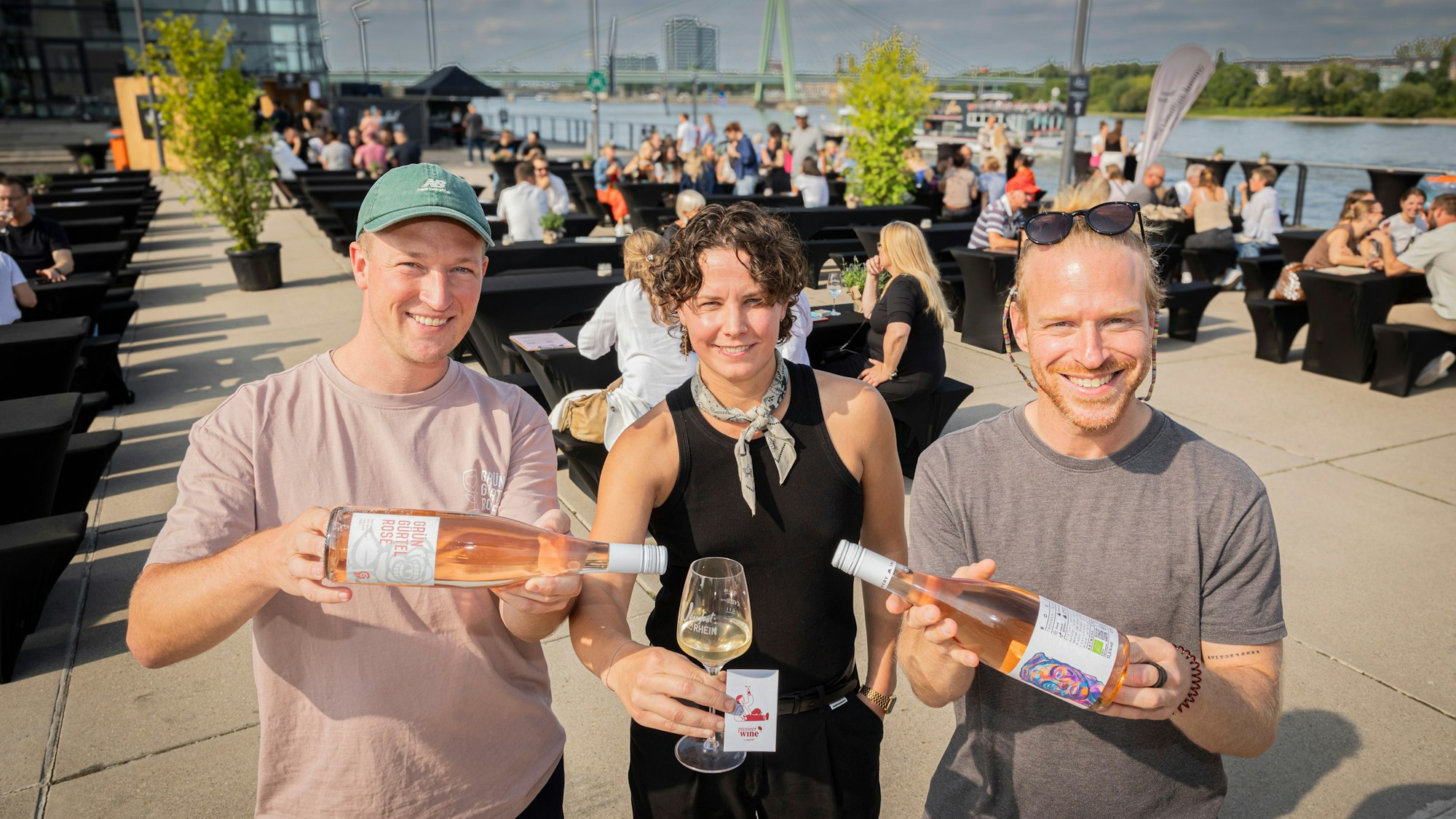 Heiko Falk (v.l.) Silja Mende-Kamps und Ole Ullenboom präsentieren zum ersten Mal ihre Weine auf dem Fest.