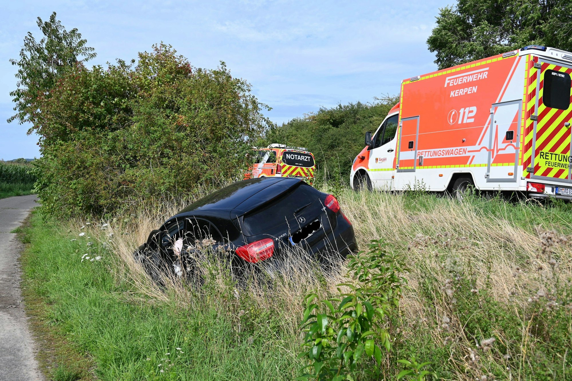 Der Zusammenstoß war so heftig, dass der Wagen der beiden jungen Leute regelrecht von der Fahrbahn katapultiert wurde und in die Böschung flog.