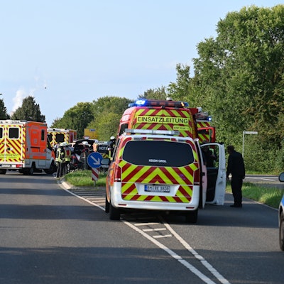 Rettungseinsatz nach einem Unfall in Kerpen, bei dem zwei Pkw sind an einer Kreuzung zusammengestoßen sind.