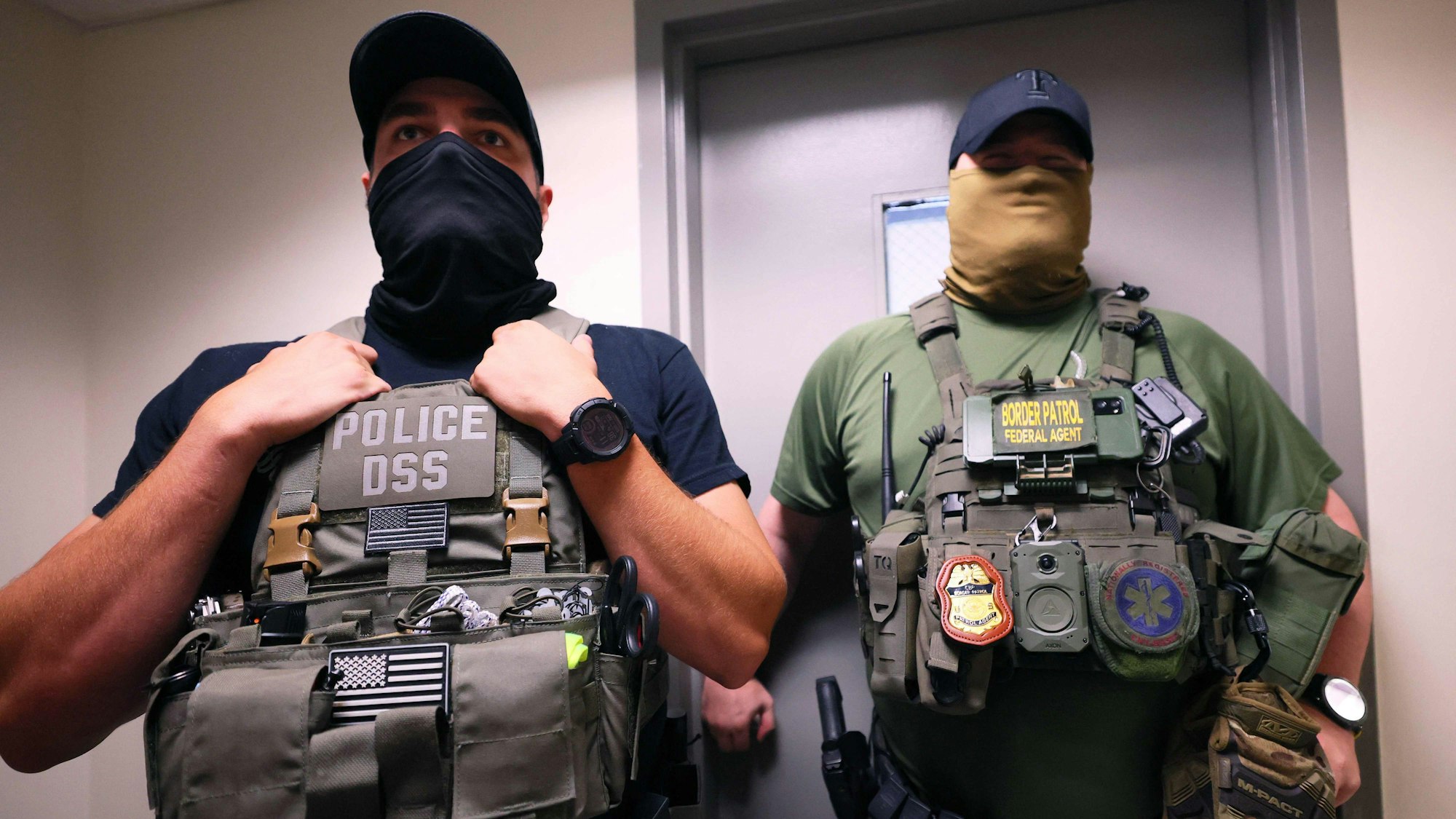 Die Festnahmen durch die US-Einwanderungs- und Zollbehörde (ICE) gehen weiter, während Menschen an Einwanderungsgerichtsverhandlungen teilnehmen.