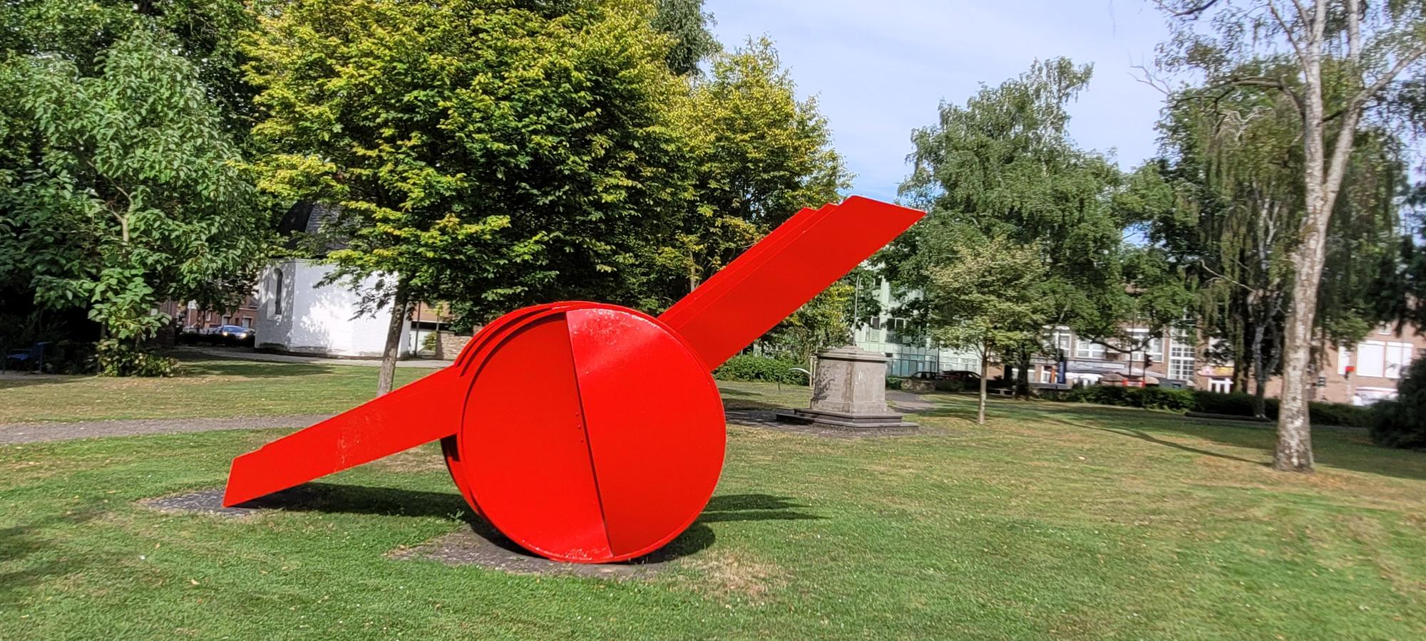 Eine rot gestrichene Skulptur.