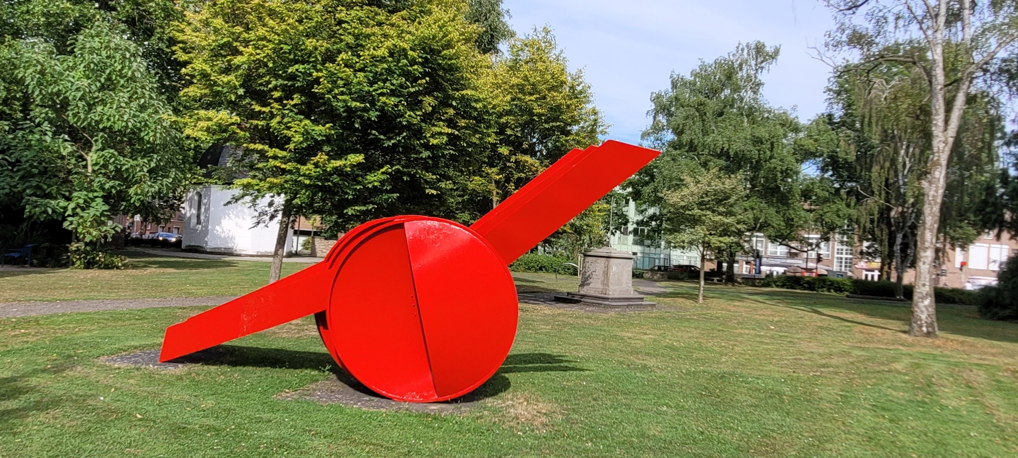 Eine rot gestrichene Skulptur.