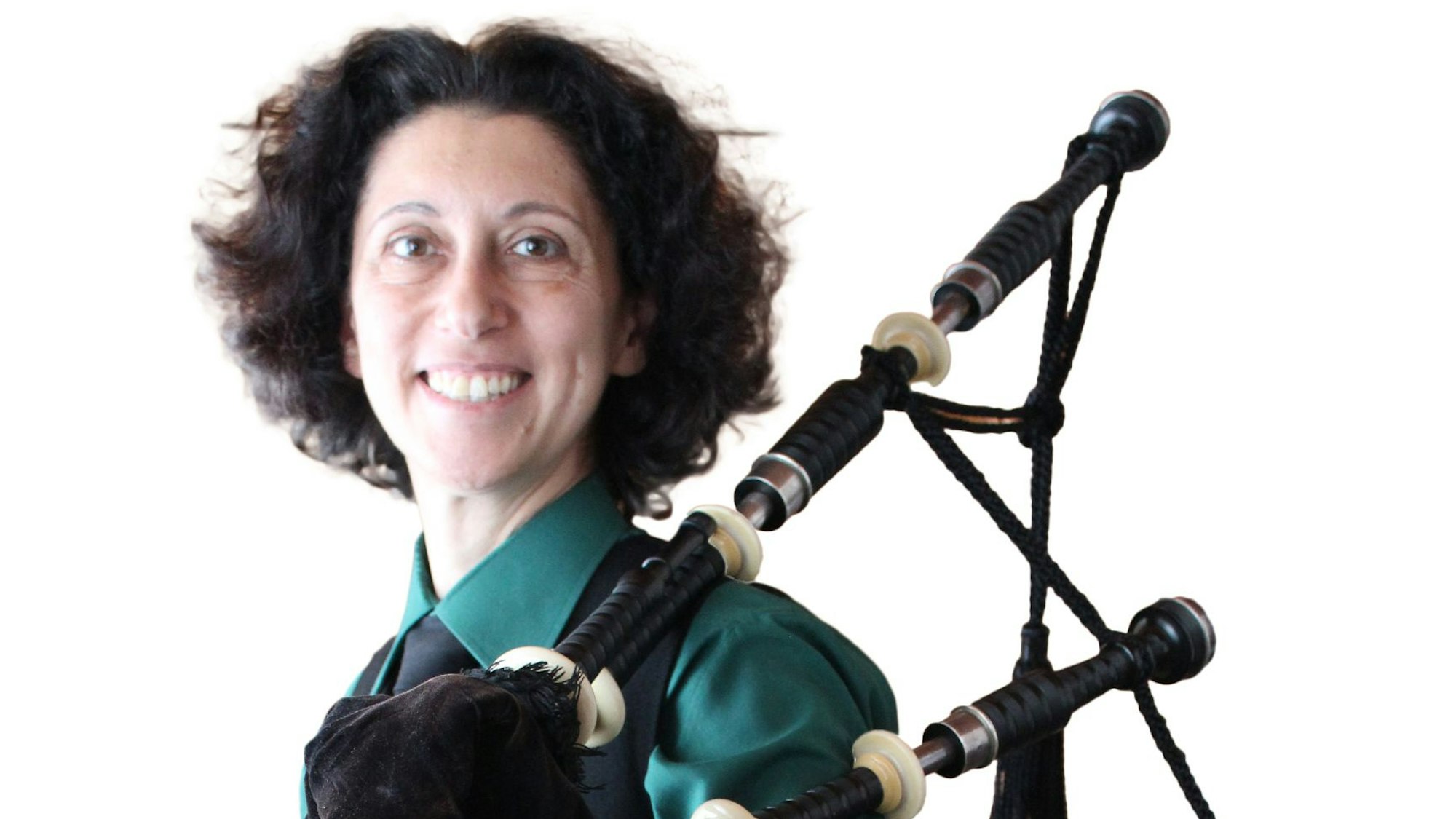 Das Foto zeigt die Musikerin mit ihrem Instrument.