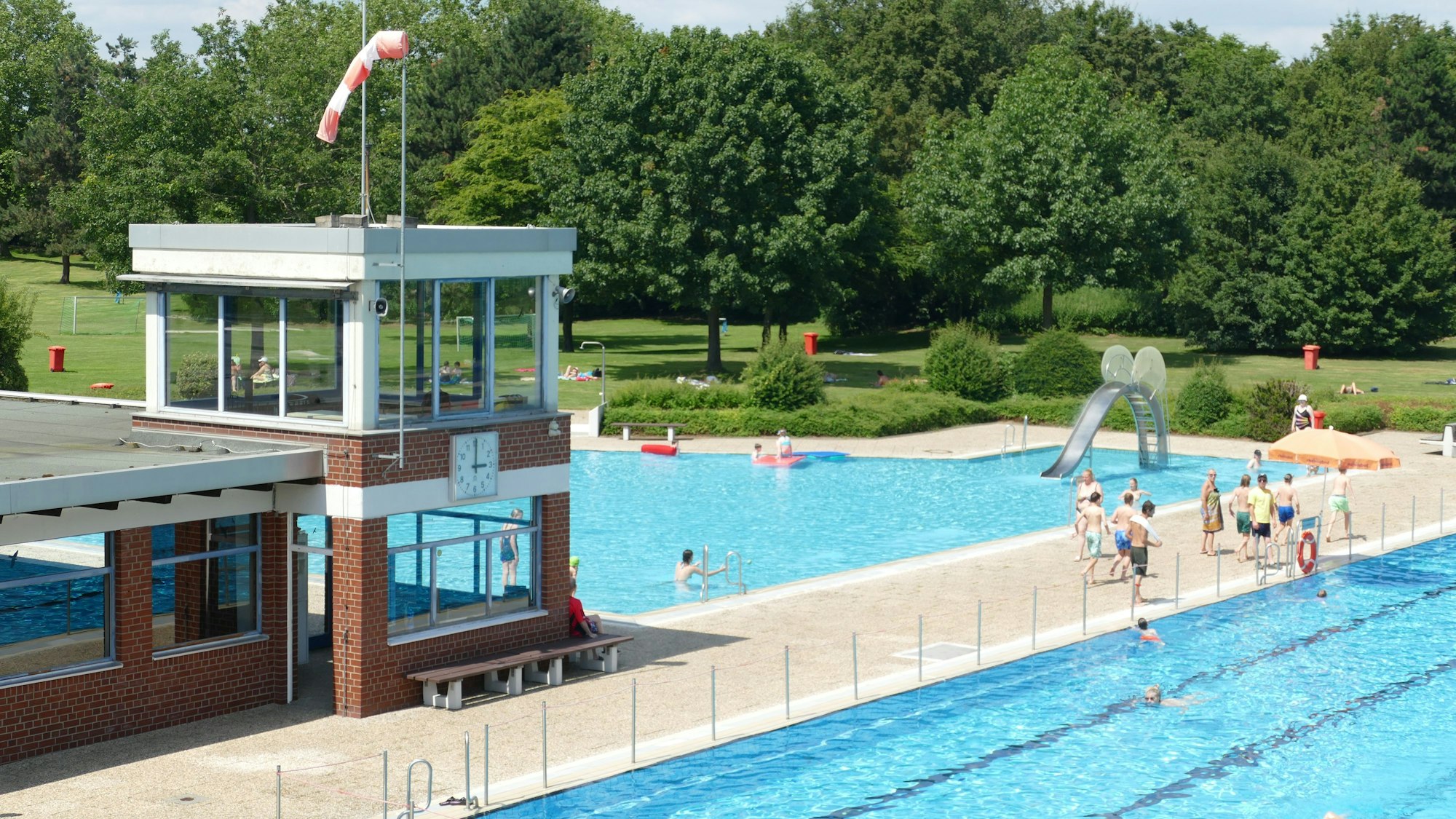 Das Freibad in Sankt Augustin bietet Platz für viele Besucher.
