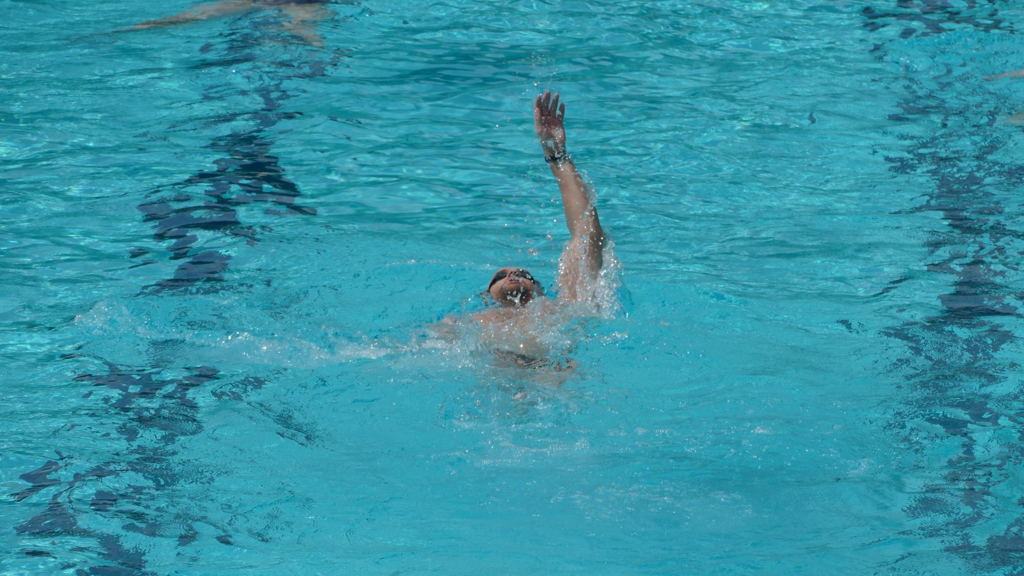 Ein Schwimmer im Siegburger Oktopus