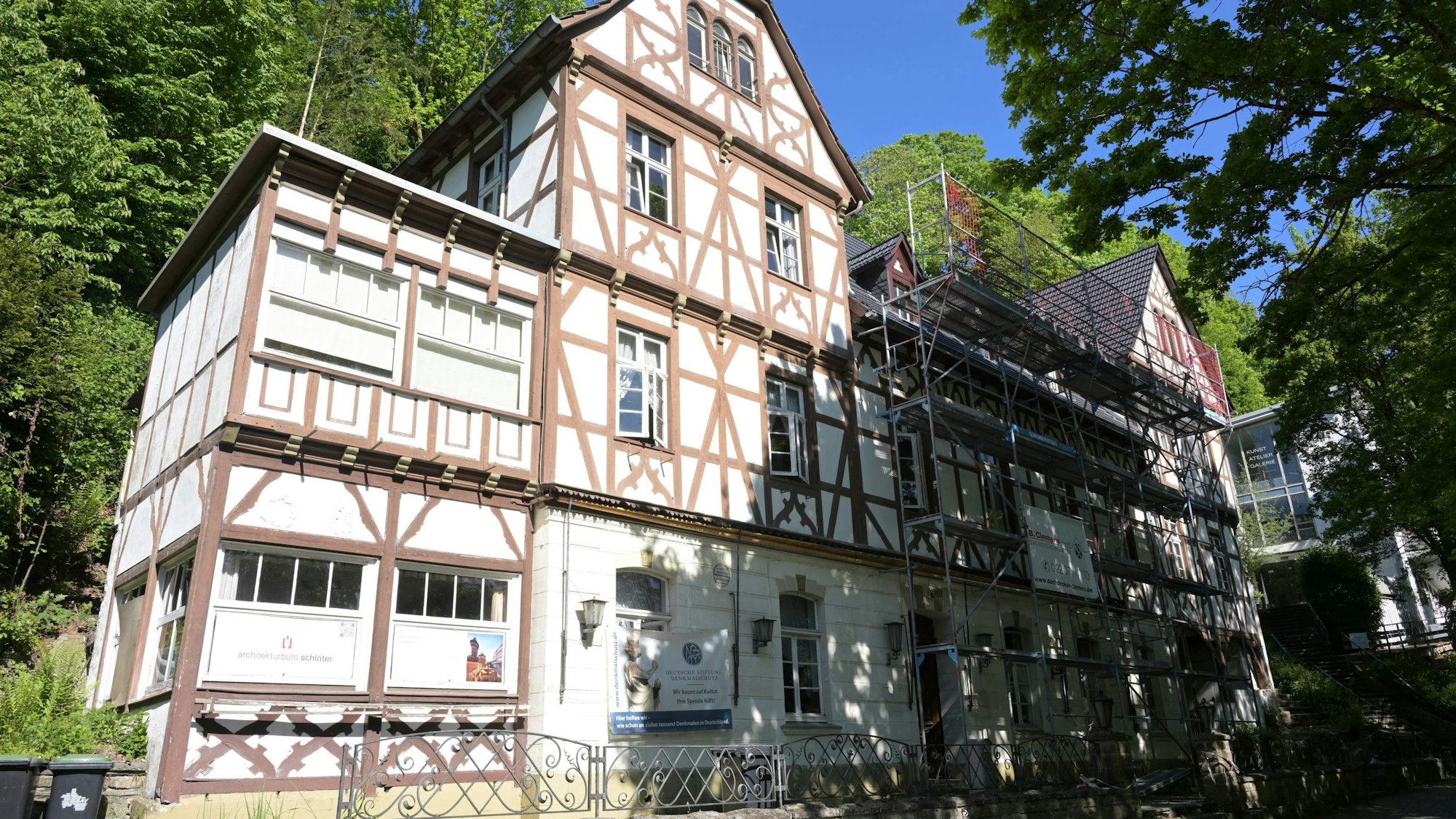 Ein altes Fachwerkhaus ist eingerüstet.