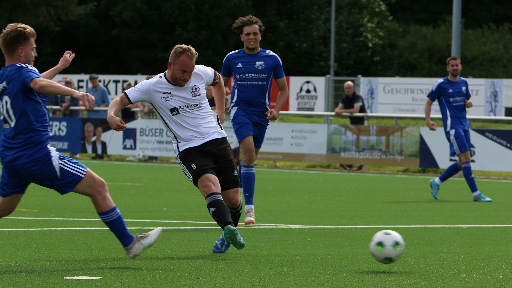 Das Bild zeigt Nierfelds Fußballer Sven Pohl, der gerade einen Ball geschossen hat.