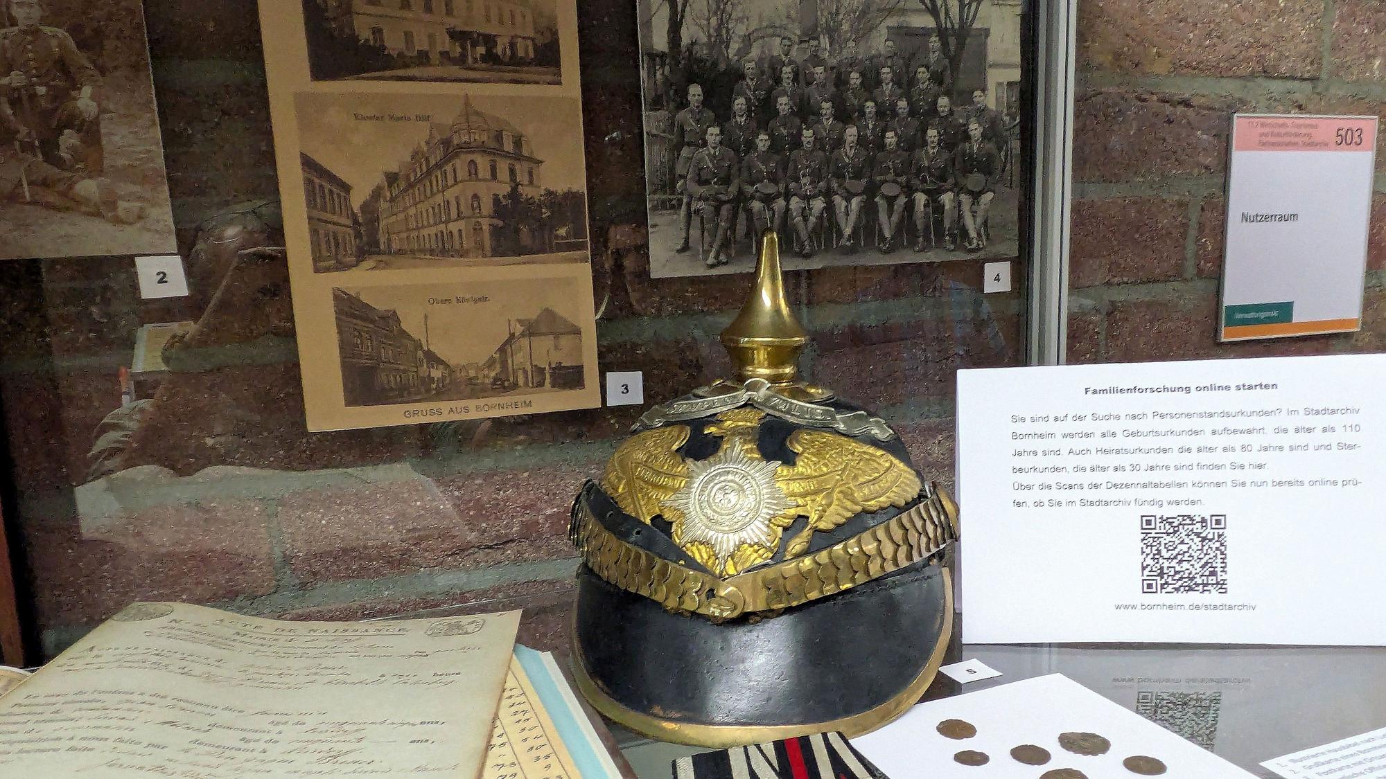 7. August 2025. Bornheim. Das Stadtarchiv ist umgezogen. Vor den neuen Räumlichkeiten hat der neue Archivar Dr. Simon Oelgemöller mit seiner Kollegin Nadine Glaeser eine Vitrine mit Exponaten zur Stadtgeschichte eingerichtet. Foto: Frank Engel-Strebel