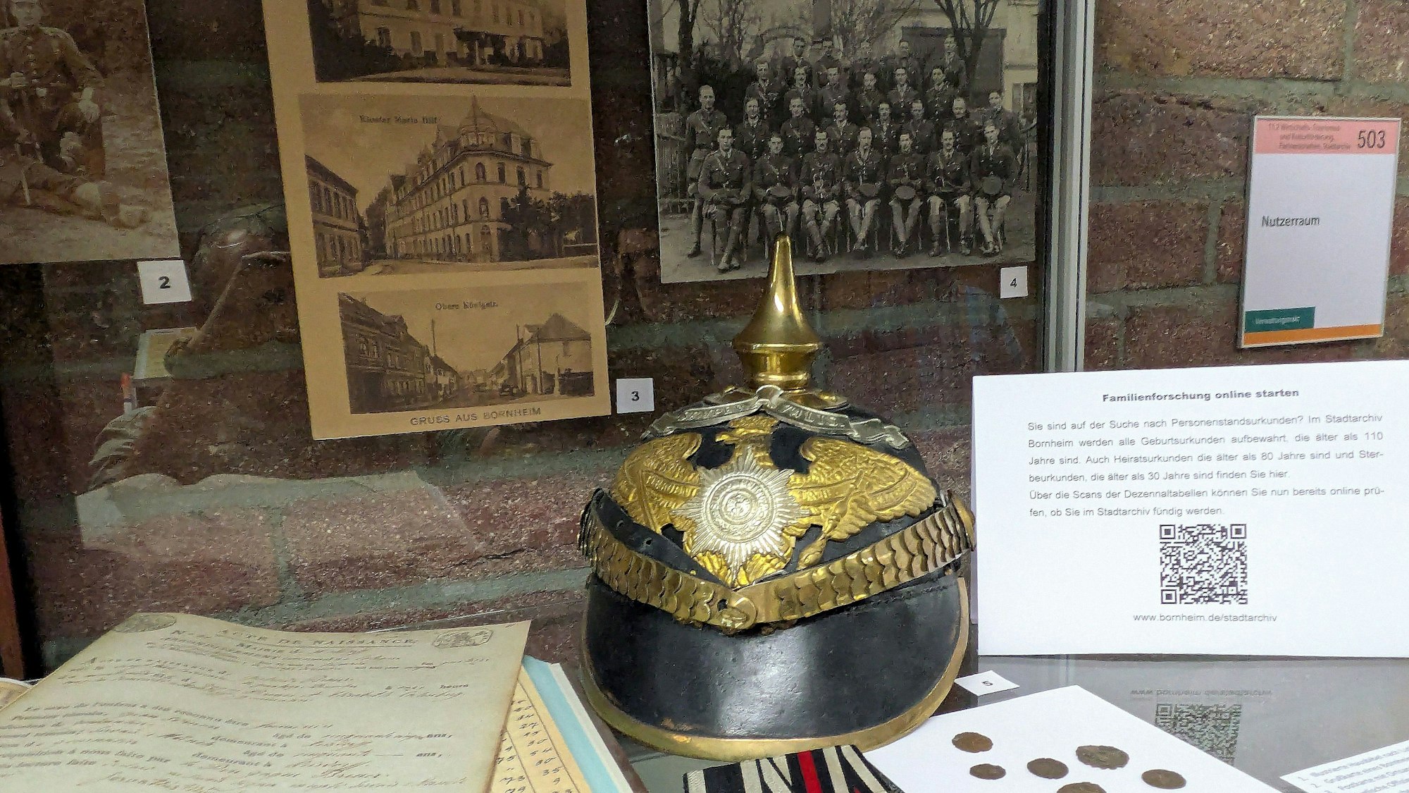 7. August 2025. Bornheim. Das Stadtarchiv ist umgezogen. Vor den neuen Räumlichkeiten hat der neue Archivar Dr. Simon Oelgemöller mit seiner Kollegin Nadine Glaeser eine Vitrine mit Exponaten zur Stadtgeschichte eingerichtet. Foto: Frank Engel-Strebel