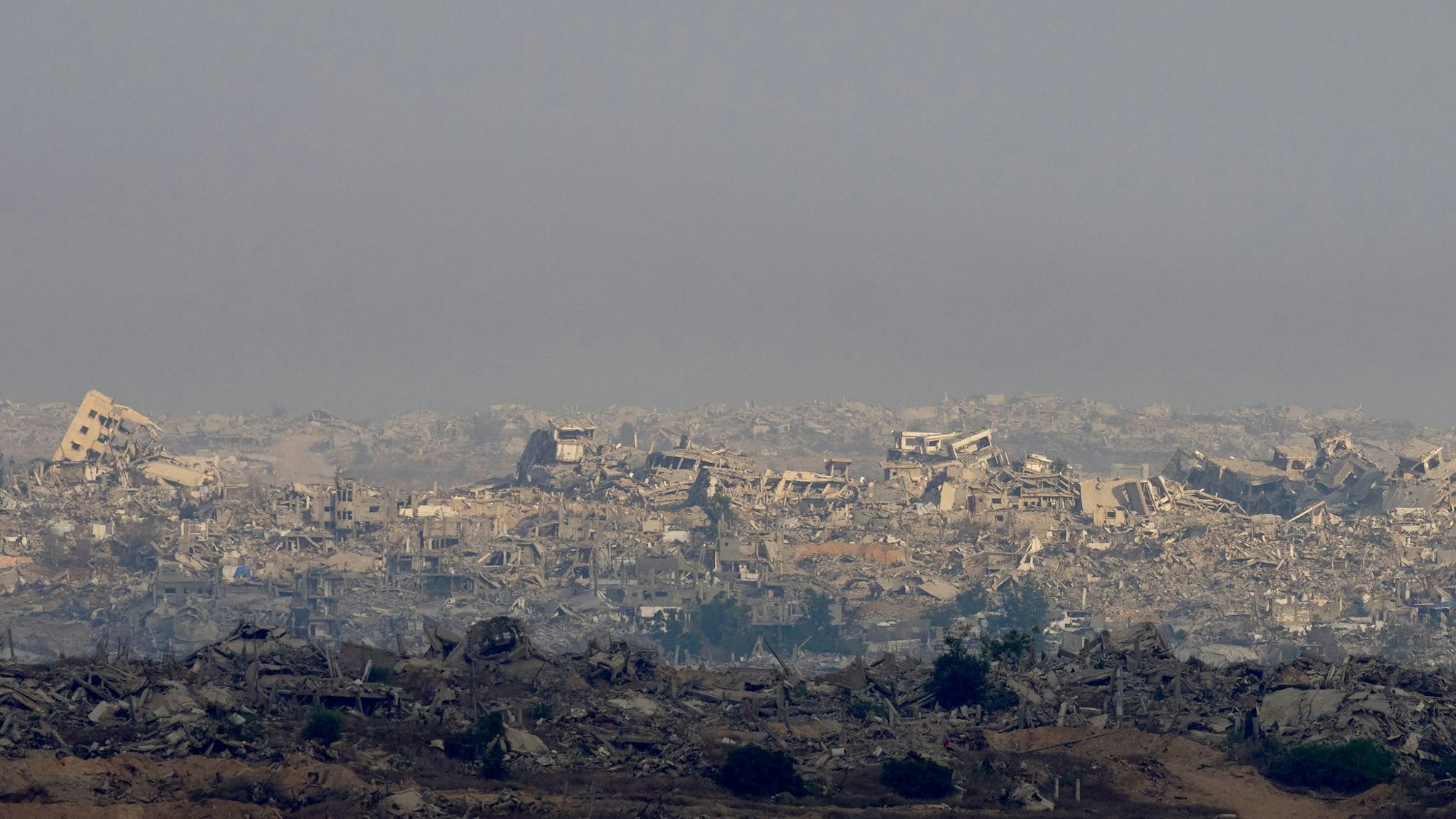 Zerstörung, Trümmer und Elend prägen rund 22 Monate nach Beginn des verheerenden Gaza-Kriegs das Bild in dem Küstenstreifen. (Archivbild)