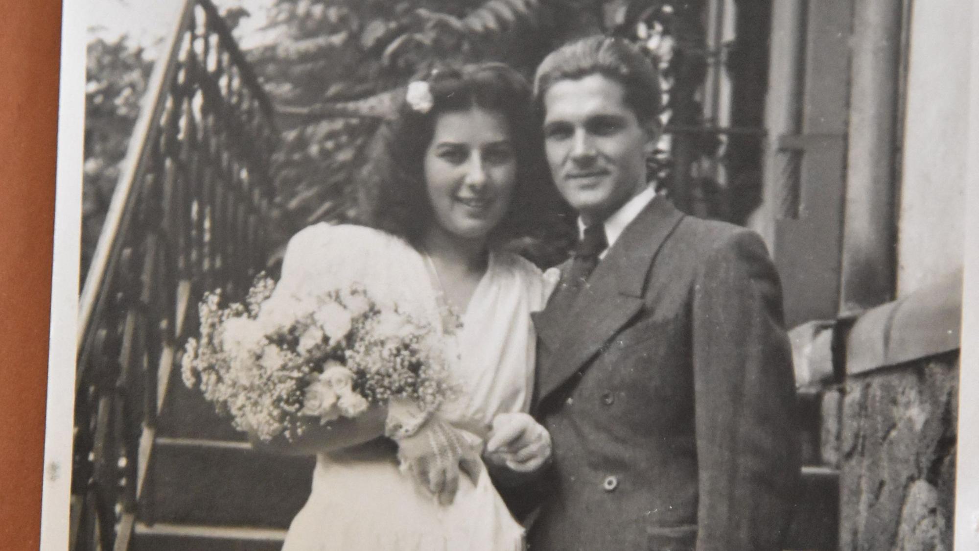 Das schwarz-weiß-Bild zeigt das Ehepaar bei ihrer Hochzeit.