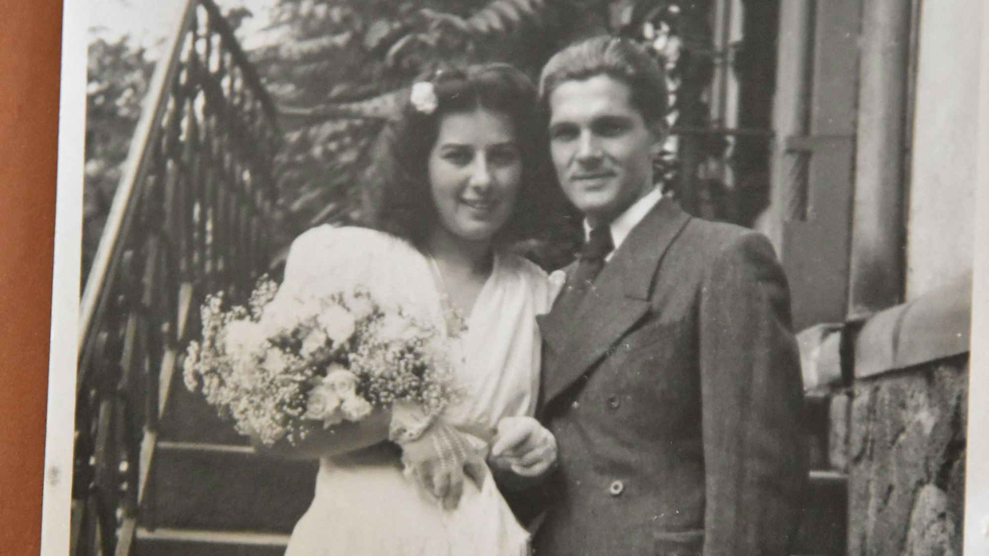 Das schwarz-weiß-Bild zeigt das Ehepaar bei ihrer Hochzeit.