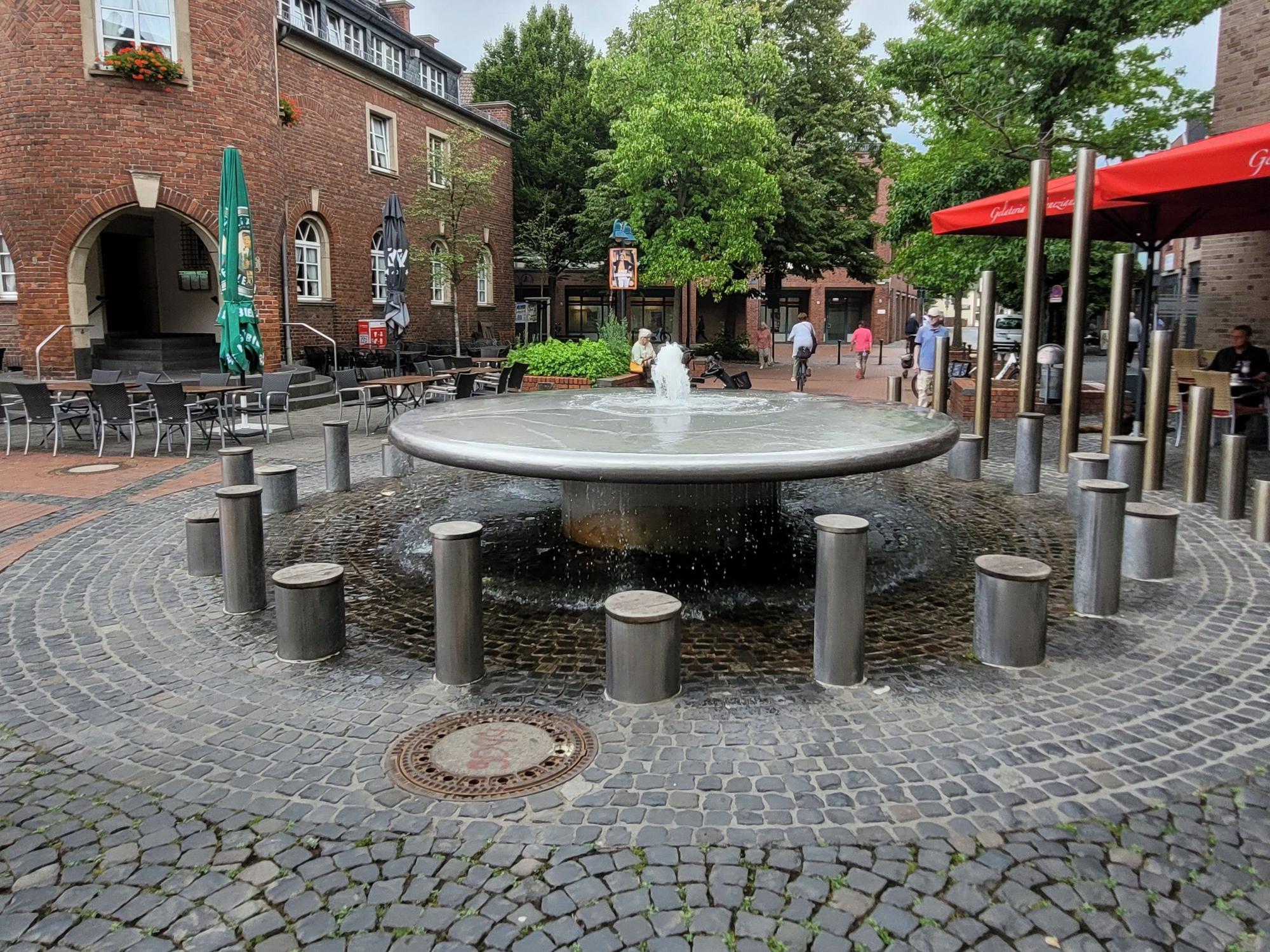 Der Brunnen auf dem Marktplatz - ein schlichter Edelstahltisch.
