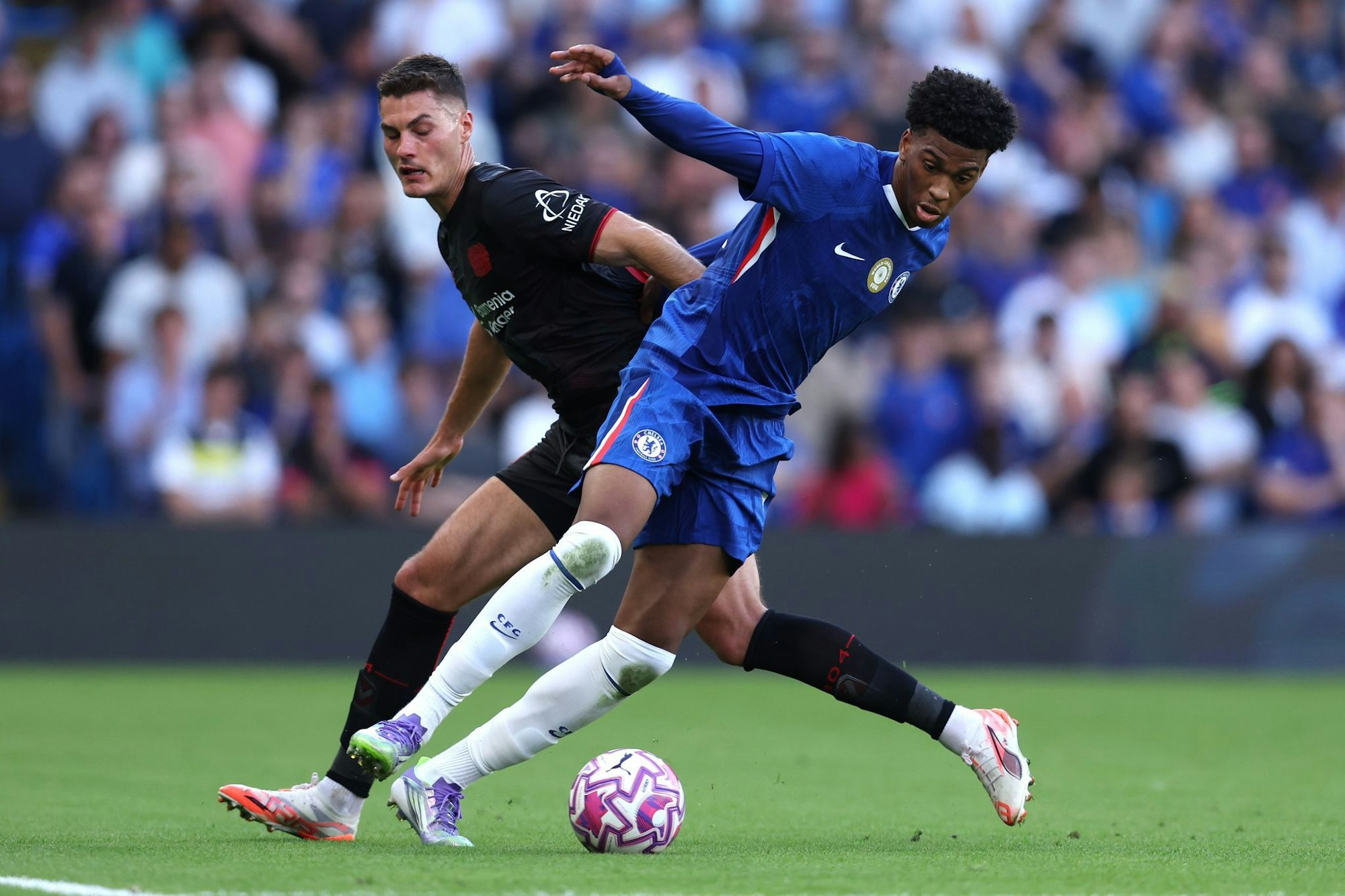 Auch Leverkusens Stürmer Patrik Schick (l) konnte die Testspiel-Niederlage gegen den FC Chelsea nicht abwenden.