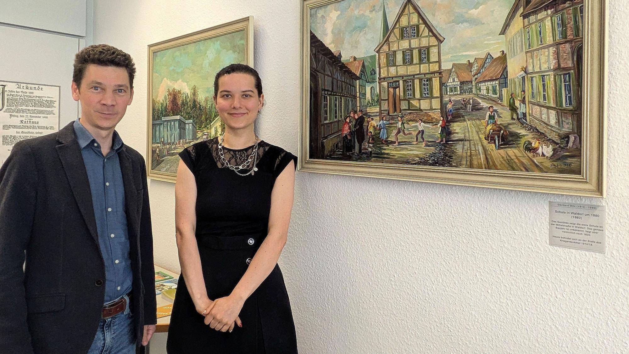 Dr. Simon Oelgemöller und seine Kollegin Nadine Glaeser vor einem Gemälde von Gerhard Ditz.