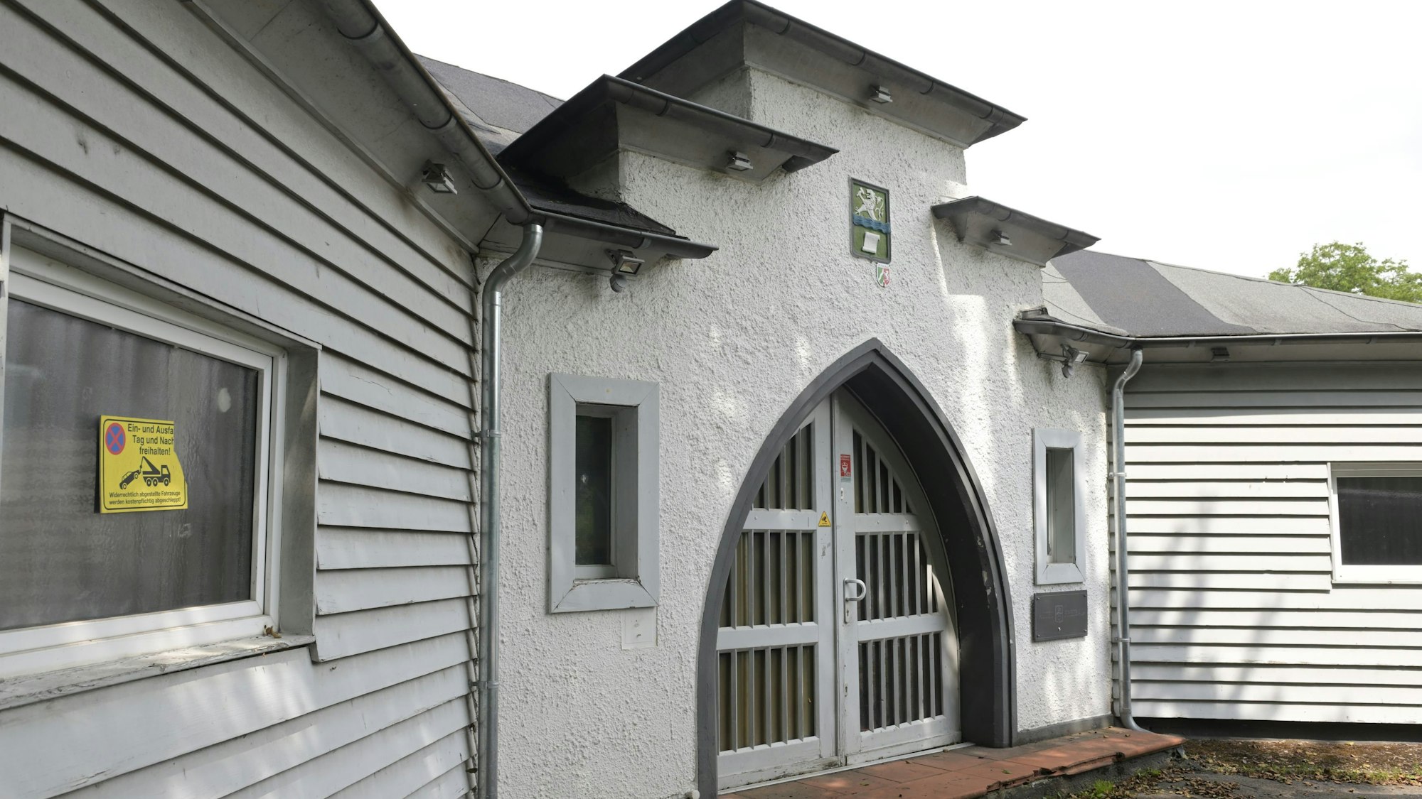 Heutzutage steht noch das weiße Gebäude des Freibads in Herrenstrunden.