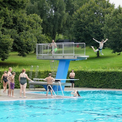 Von einem Dreimeterturm können Badegäste im Freibad Rosbach ins Wasser springen.
