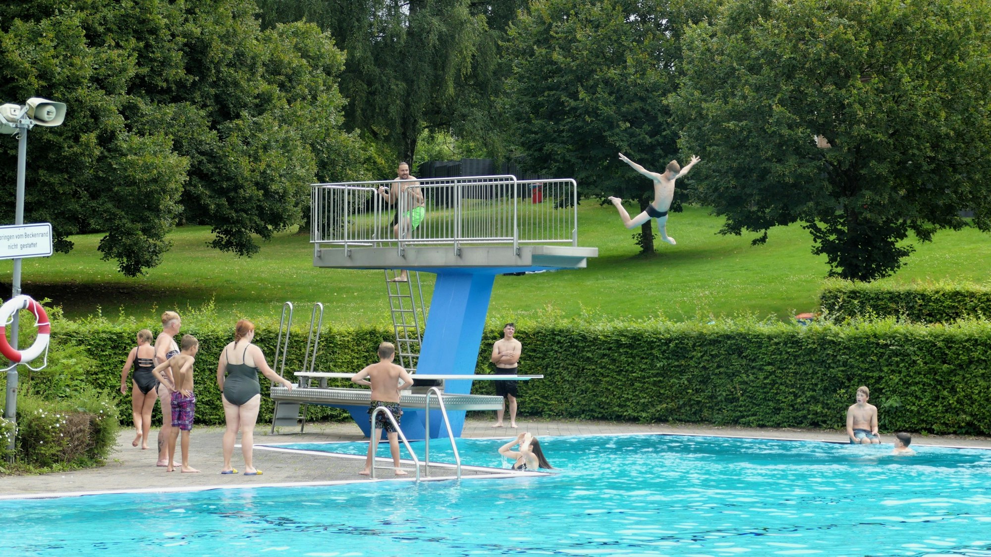 Jugendliche in einem Freibad.