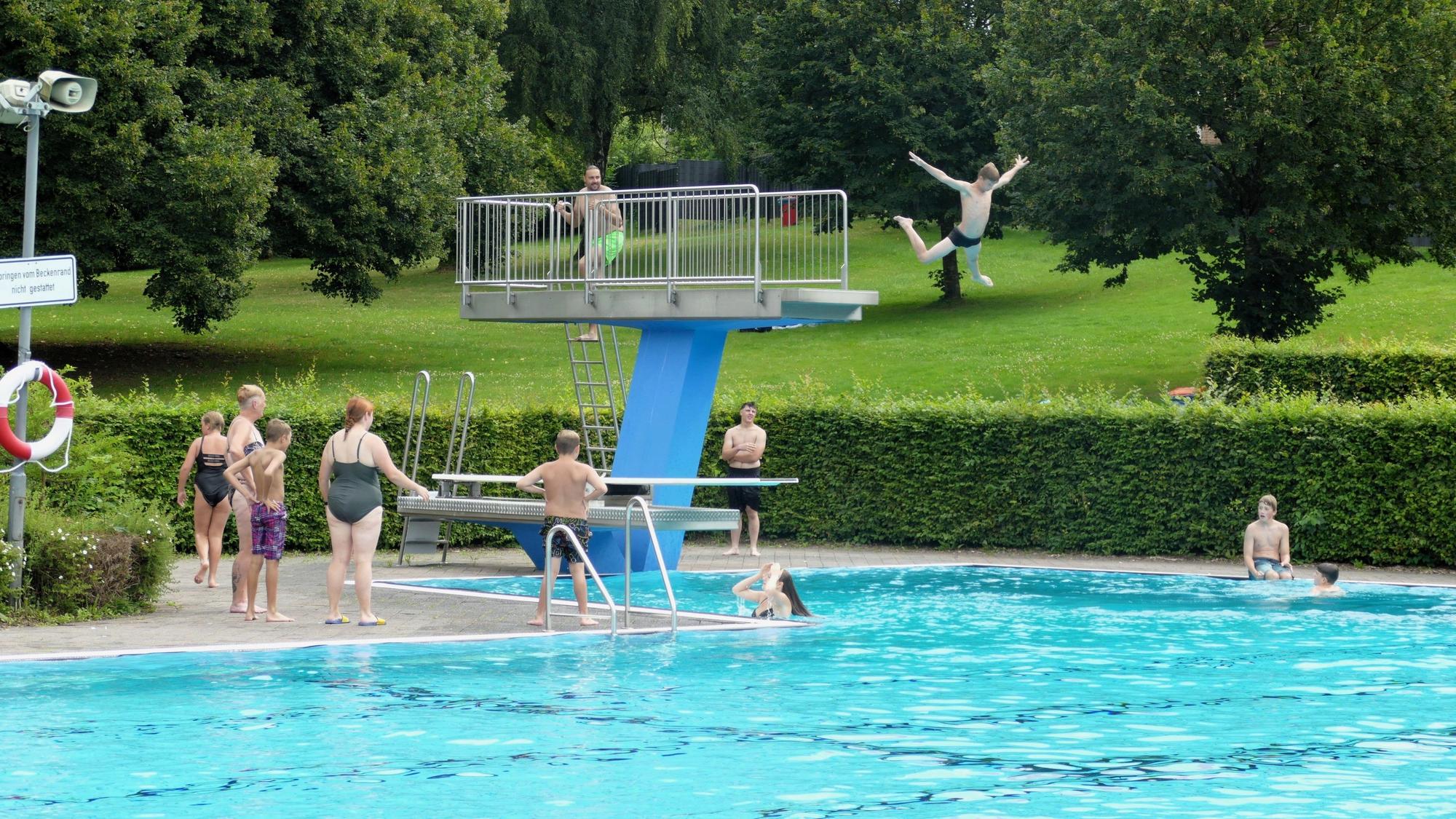 Von einem Dreimeterturm können Badegäste im Freibad Rosbach ins Wasser springen.