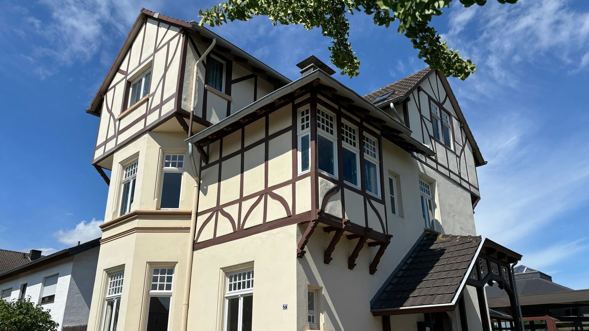 Das Haus Heskamp, dessen Obergeschoss in Fachwerkbauweise errichtet wurde, von außen.