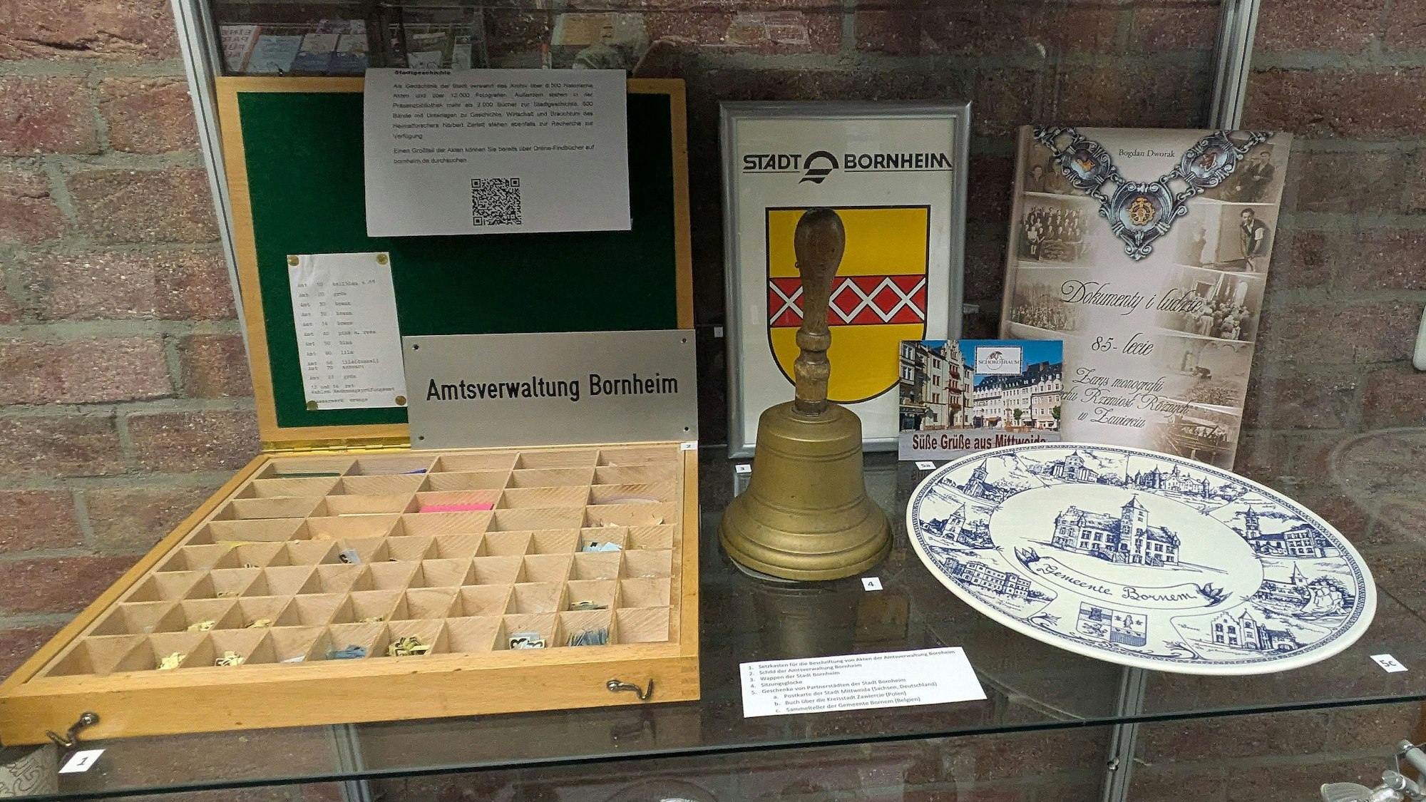 Eine Vitrine mit Exponaten zur Stadtgeschichte.