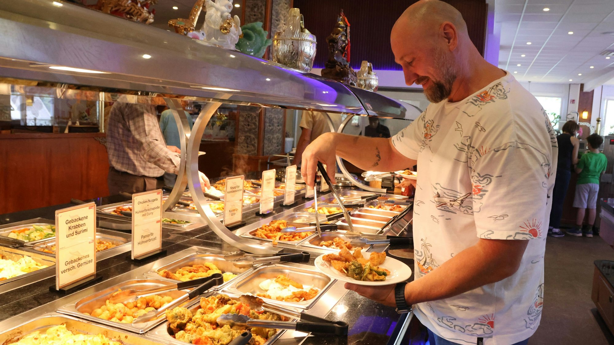 Am „Mongo-Büfett“ hält der Gast Christian Blumenthal Maß – und das bringt er auch seiner Tochter bei.