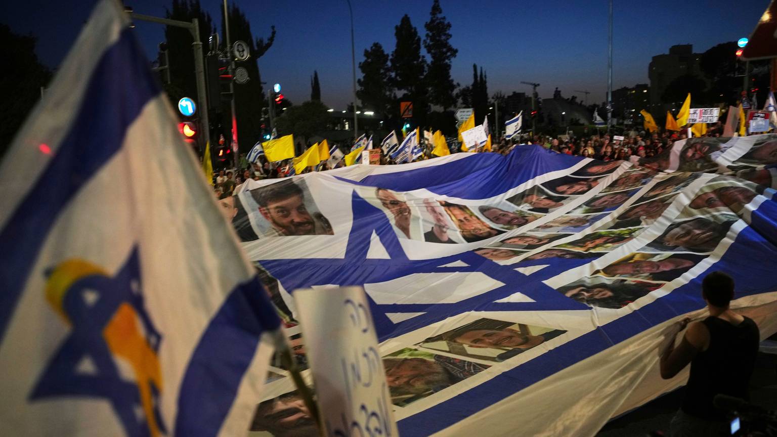 dpatopbilder - 07.08.2025, Israel, Jerusalem: Angehörige und Unterstützer von israelischen Geiseln, die im Gazastreifen festgehalten werden, nehmen vor dem Büro des Ministerpräsidenten in Jerusalem an einer Kundgebung teil, bei der sie die Freilassung der Geiseln aus der Gefangenschaft der Hamas und ein Ende des Krieges fordern. Foto: Ohad Zwigenberg/AP/dpa +++ dpa-Bildfunk +++