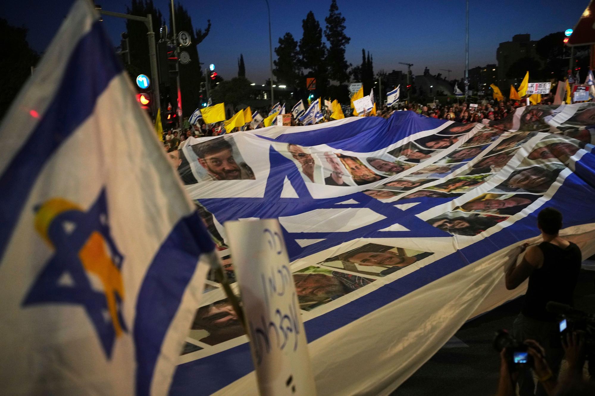 dpatopbilder - 07.08.2025, Israel, Jerusalem: Angehörige und Unterstützer von israelischen Geiseln, die im Gazastreifen festgehalten werden, nehmen vor dem Büro des Ministerpräsidenten in Jerusalem an einer Kundgebung teil, bei der sie die Freilassung der Geiseln aus der Gefangenschaft der Hamas und ein Ende des Krieges fordern. Foto: Ohad Zwigenberg/AP/dpa +++ dpa-Bildfunk +++