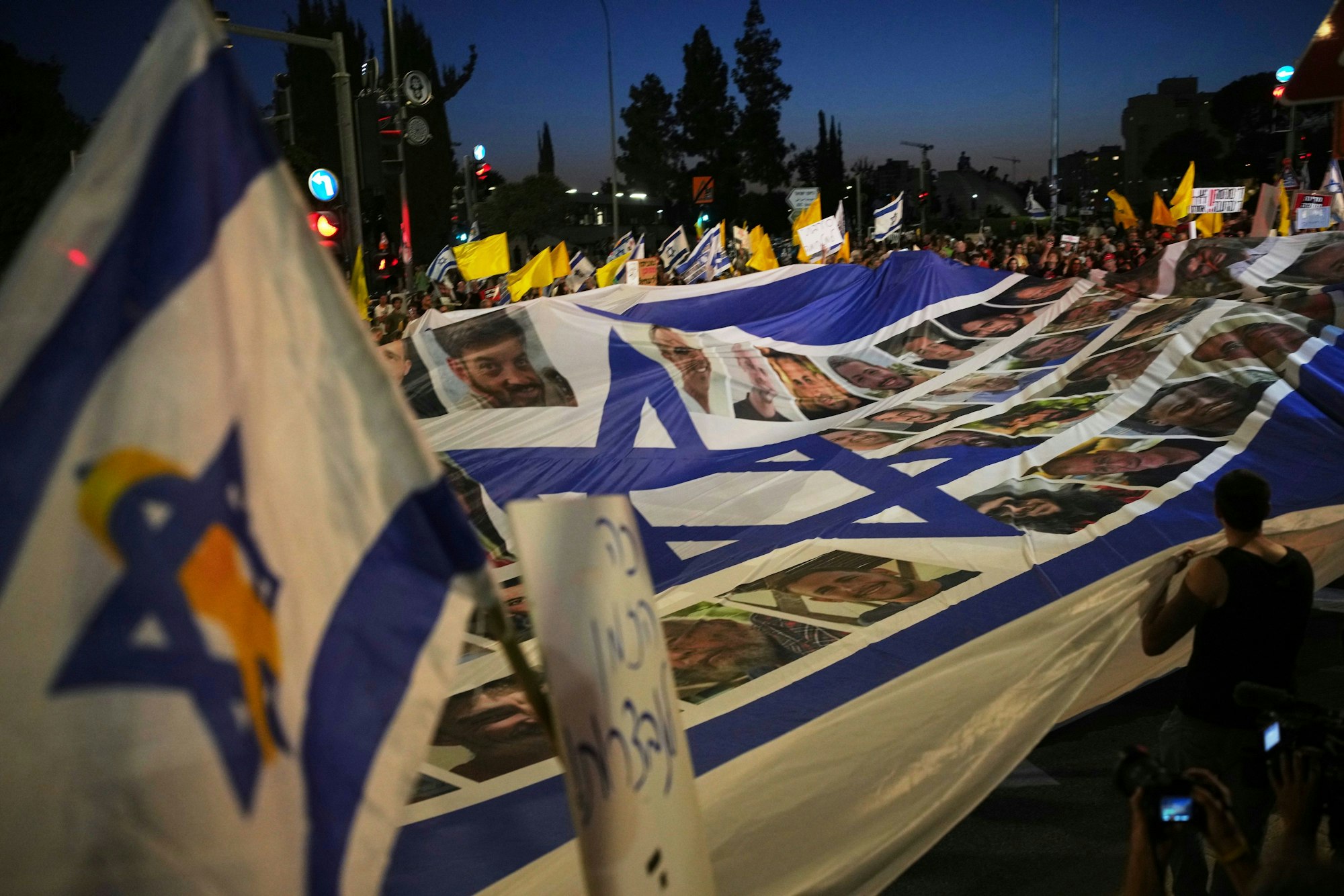 dpatopbilder - 07.08.2025, Israel, Jerusalem: Angehörige und Unterstützer von israelischen Geiseln, die im Gazastreifen festgehalten werden, nehmen vor dem Büro des Ministerpräsidenten in Jerusalem an einer Kundgebung teil, bei der sie die Freilassung der Geiseln aus der Gefangenschaft der Hamas und ein Ende des Krieges fordern. Foto: Ohad Zwigenberg/AP/dpa +++ dpa-Bildfunk +++