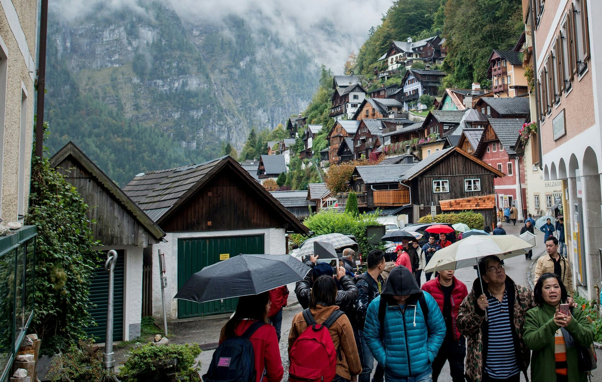Klein, charmant und überfüllt: Hallstatt ist bei vielen Touristen sehr beliebt. (Archivbild)